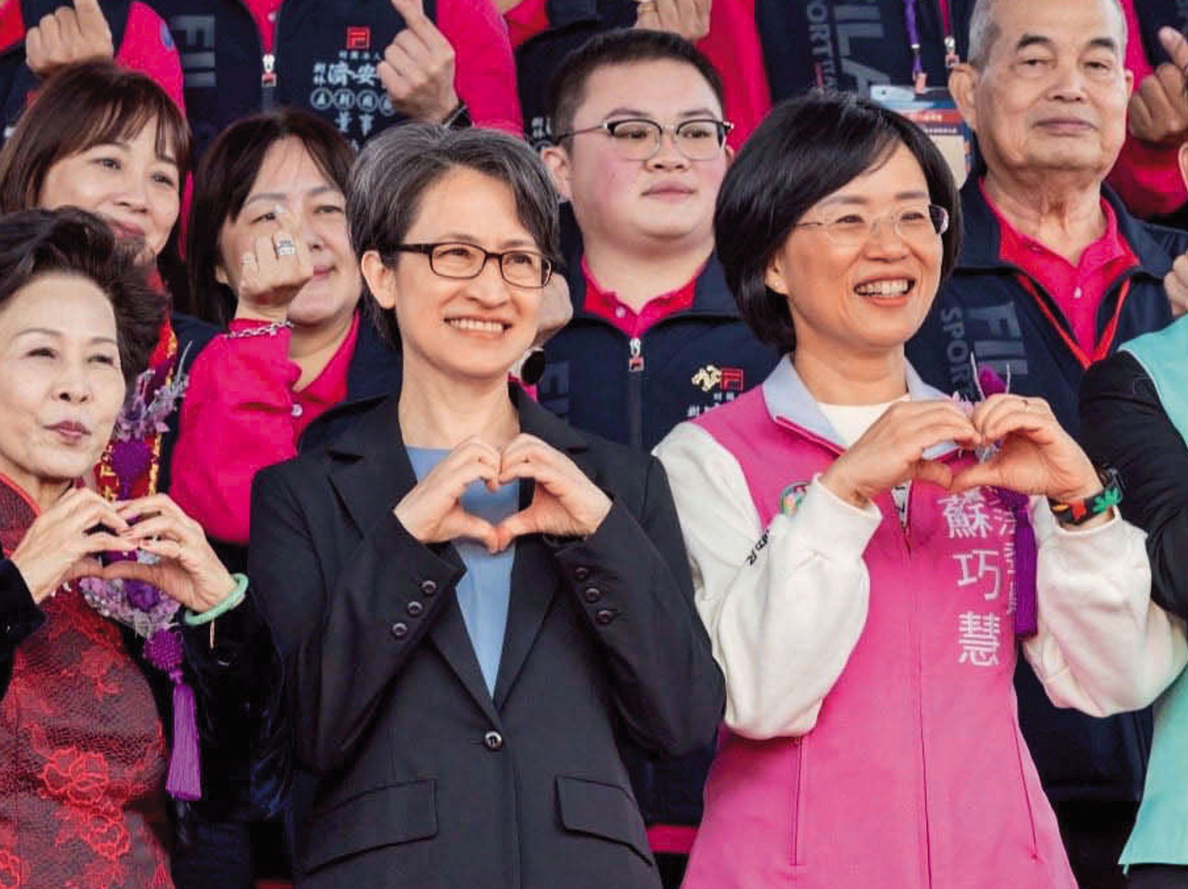蕭美琴(前左)陪同蘇巧慧(前中)拜廟,讚蘇有乃父之風。(翻攝蕭美琴臉書)