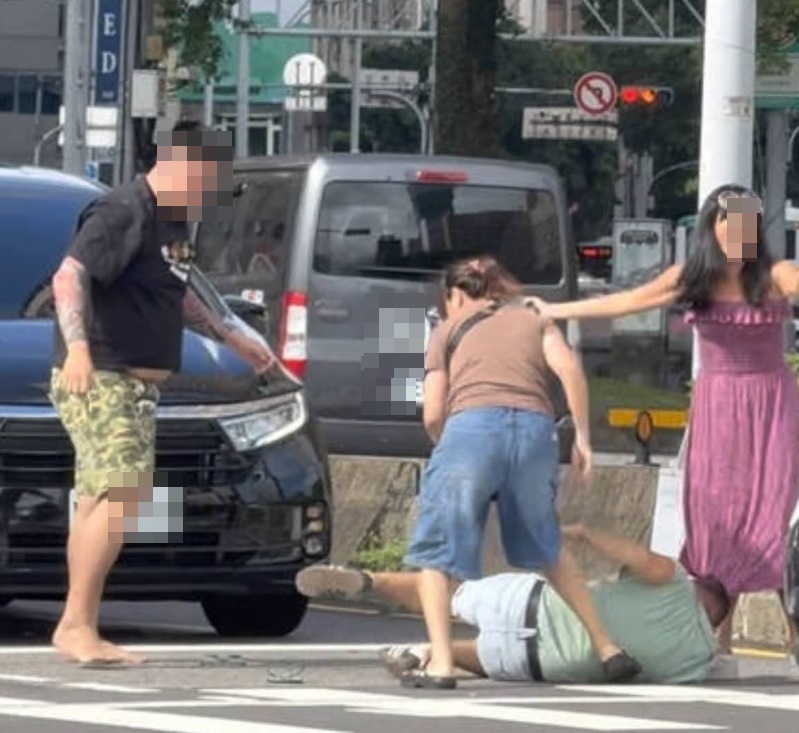 台北市信義區昨(26日)下午3時許驚傳街頭衝突,市府路與松高路口有2名疑似因行車糾紛爆發肢體衝突,甚至在馬路上當街互毆,其中1名為荷蘭籍男子。(翻攝自Threads)