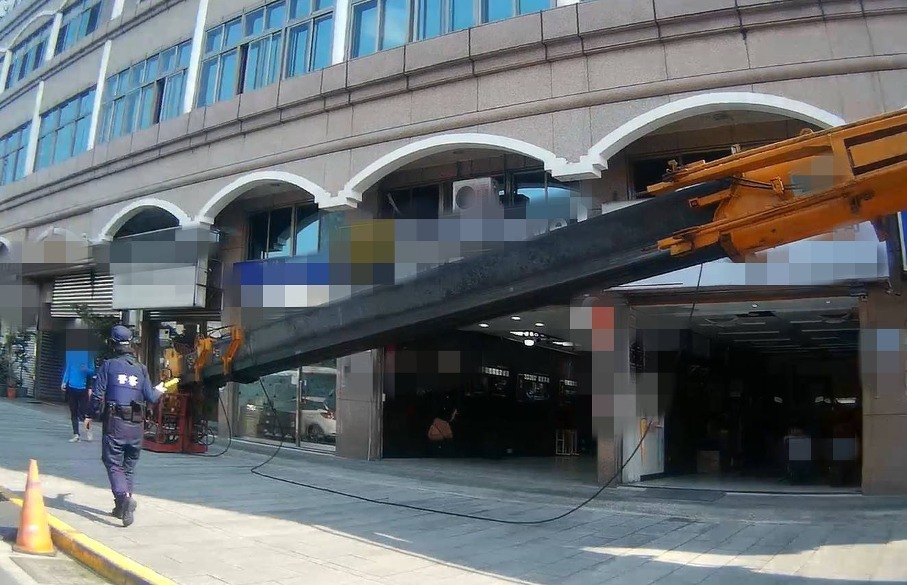 警方到場疏導交通並對吊車司機開罰。(翻攝畫面)
