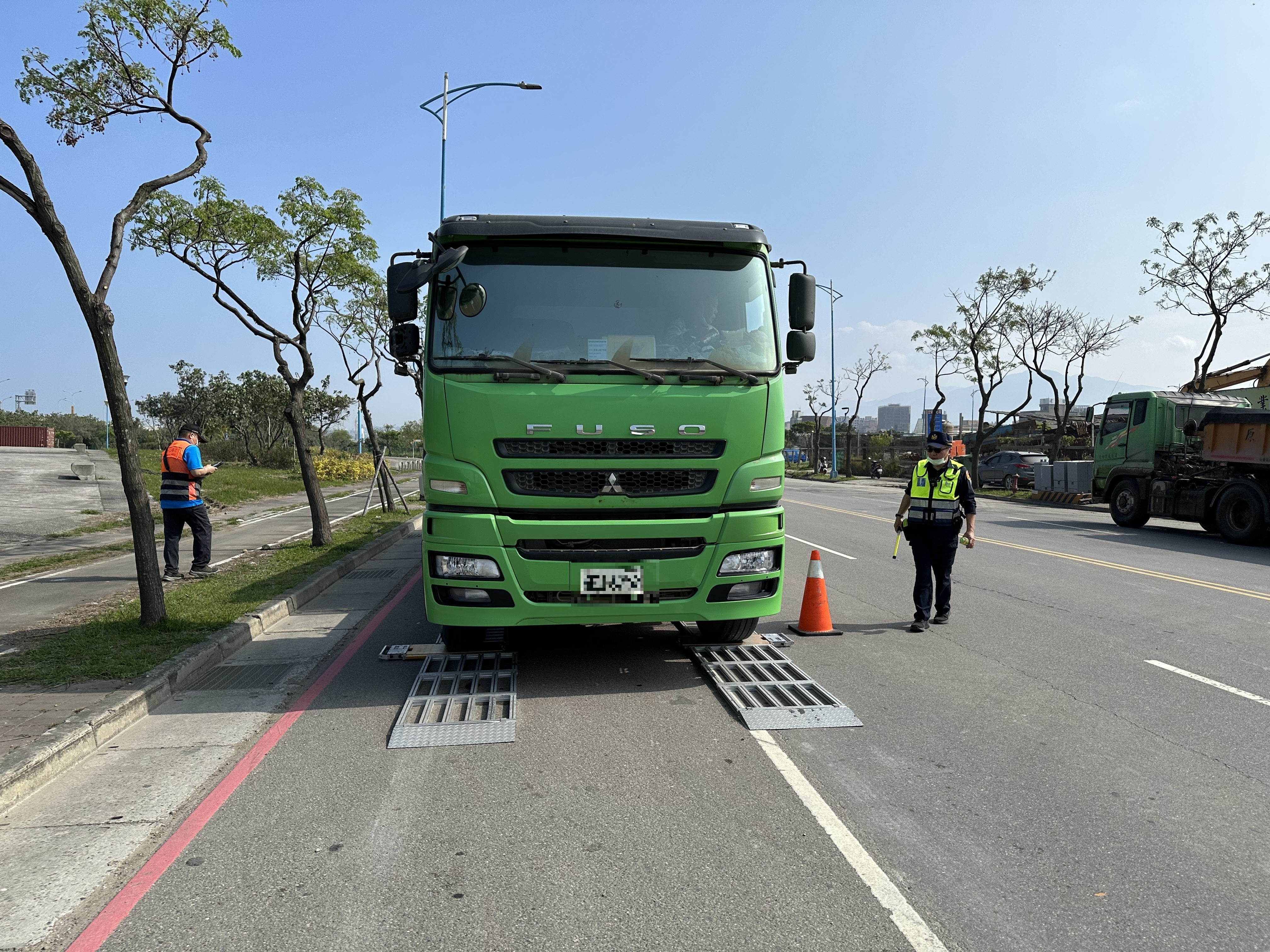 用路人若發現大型車欲轉彎時，勿與其爭先轉彎及勿逗留在大型車輛內輪差範圍內。（警方提供）