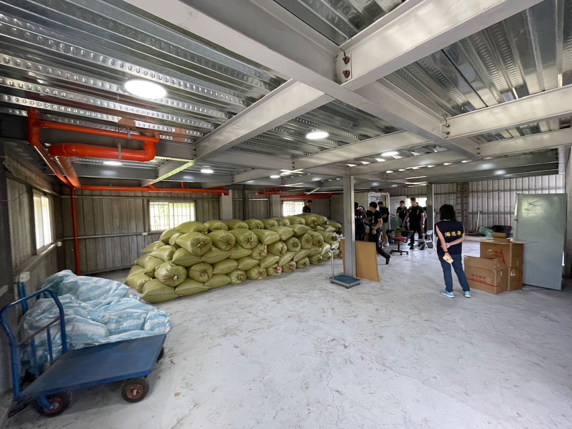 台中查緝隊查獲位在南投集集一處私菸工廠。(海巡署台中查緝隊提供)