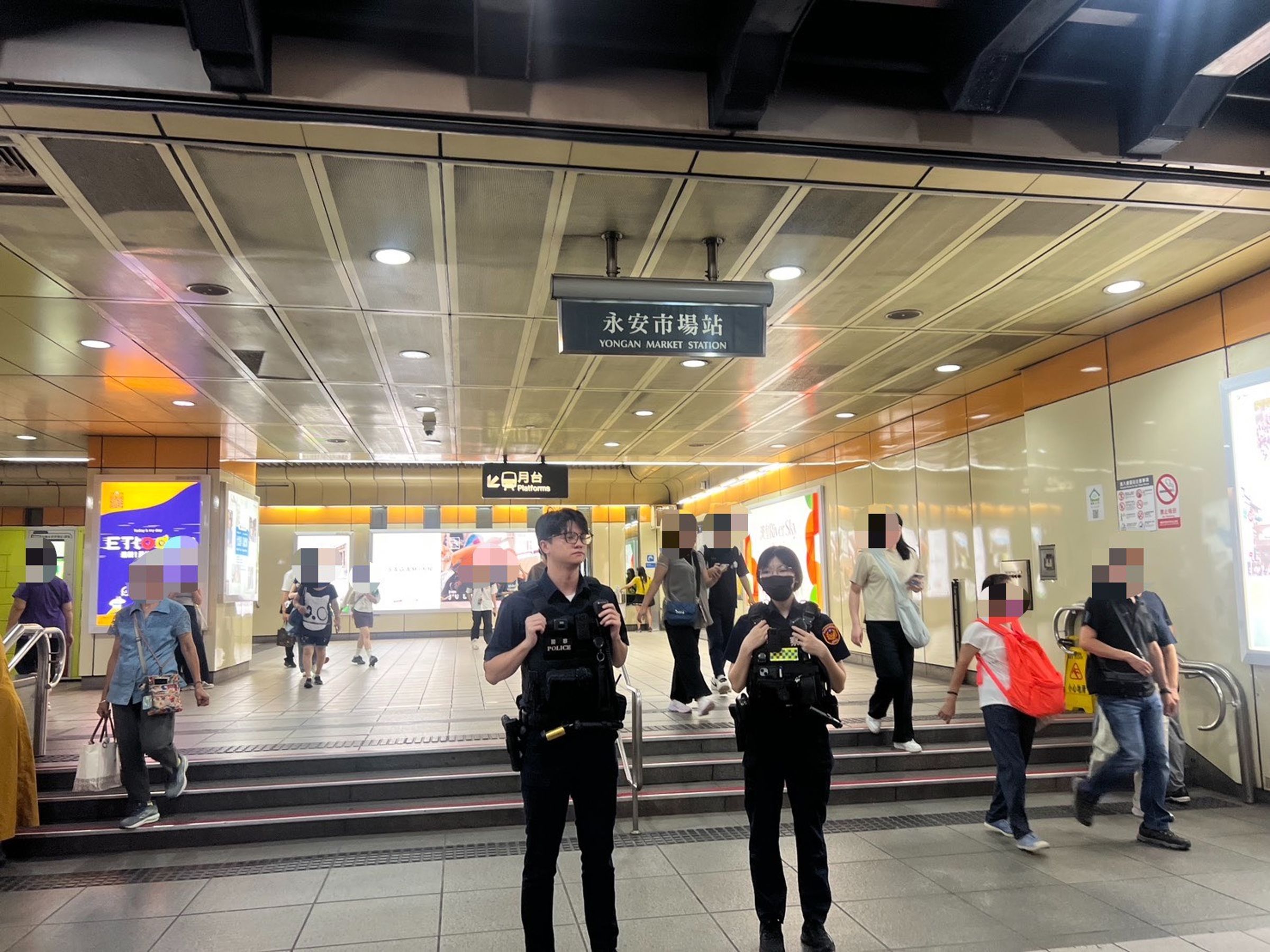 永安市場捷運站「男子後背包疑有刀械」，警積極查緝中。（警方提供）