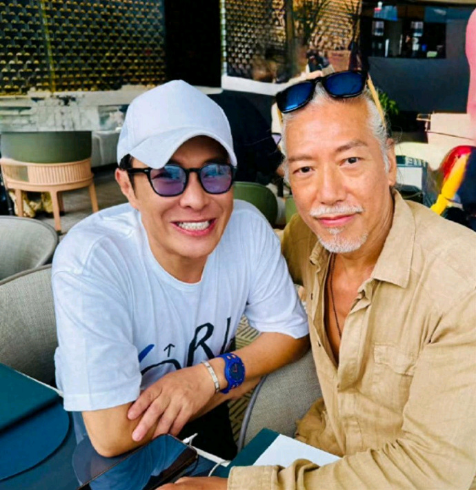 「烏鴉哥」張耀揚與好友梁思浩聚會,對方無意間曝光張耀揚已婚,更大讚嫂子「好靚好溫柔」。(翻攝梁思浩臉書)
