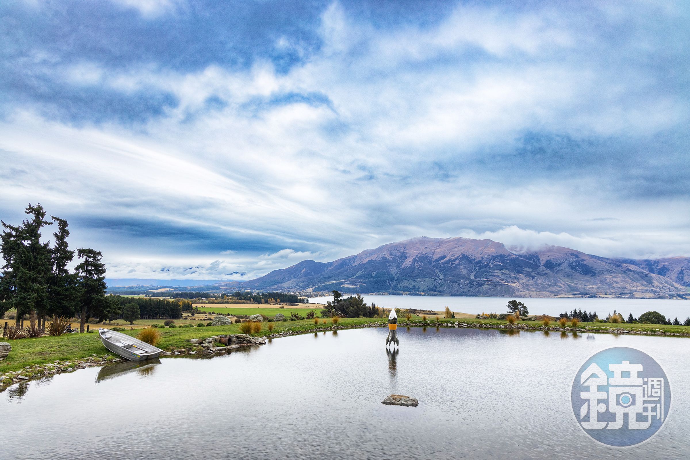 「Lake Hāwea Station」座落紐西蘭南島的哈威亞湖畔，是紐澳地區第一座負碳排農場，這裡依山傍湖，景色十分迷人。