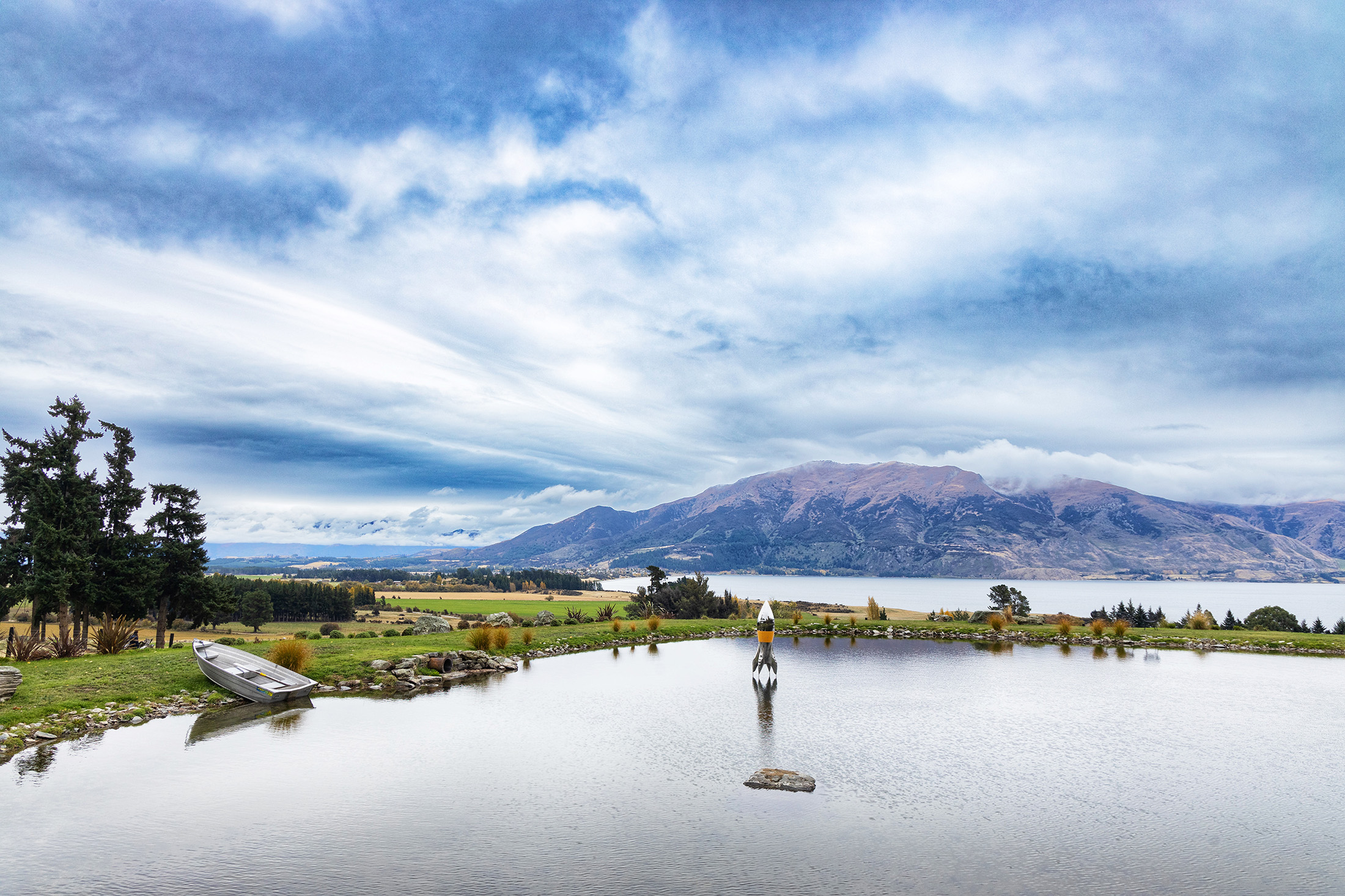 「Lake Hāwea Station」座落紐西蘭南島的哈威亞湖畔，是紐澳地區第一座負碳排農場，這裡依山傍湖，景色十分迷人。