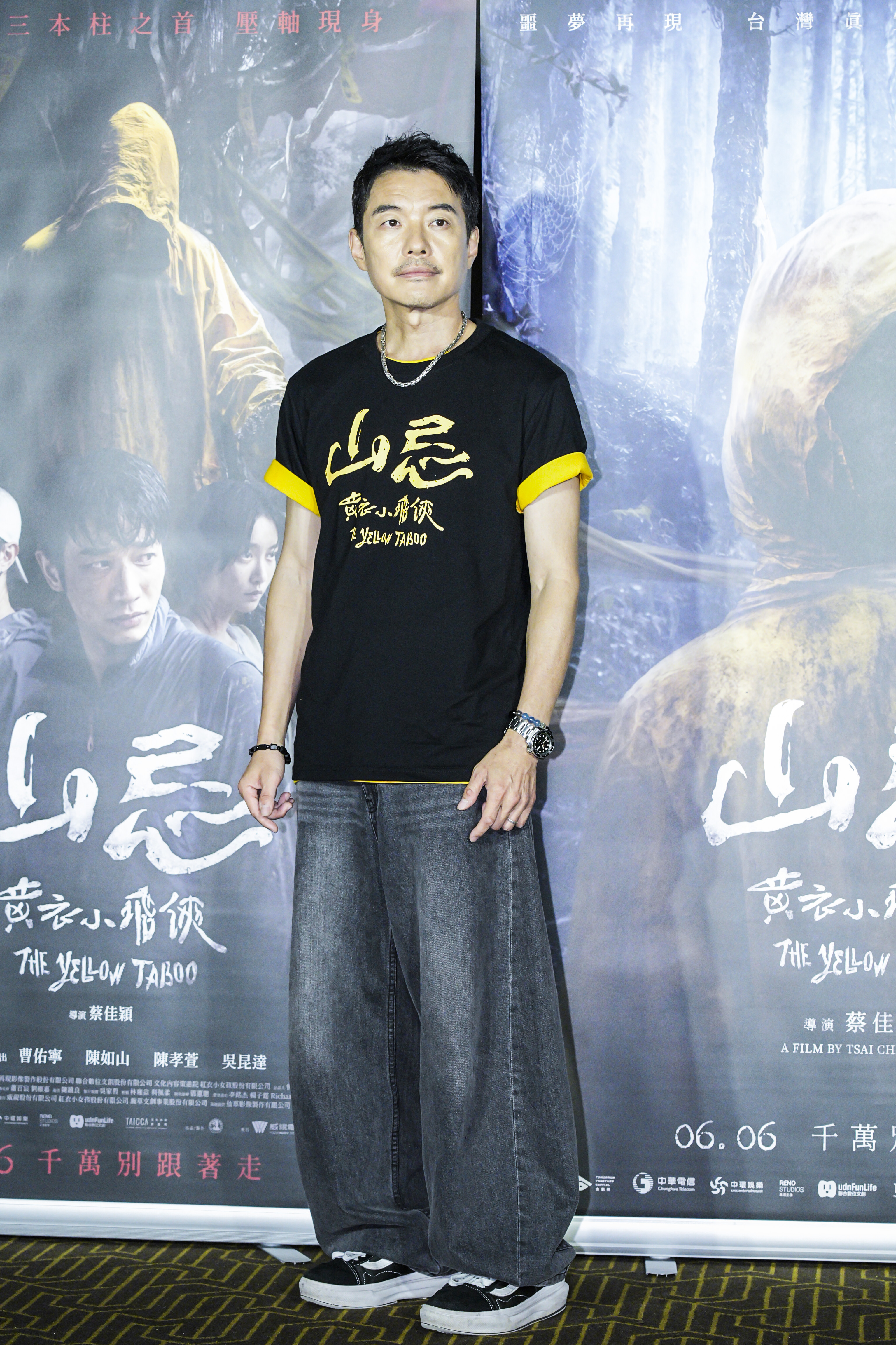 為了演出被怨氣纏身魔化了的父親,陳如山吊起鋼絲有不少動作戲,自曝拍到胯下腫脹瘀血。