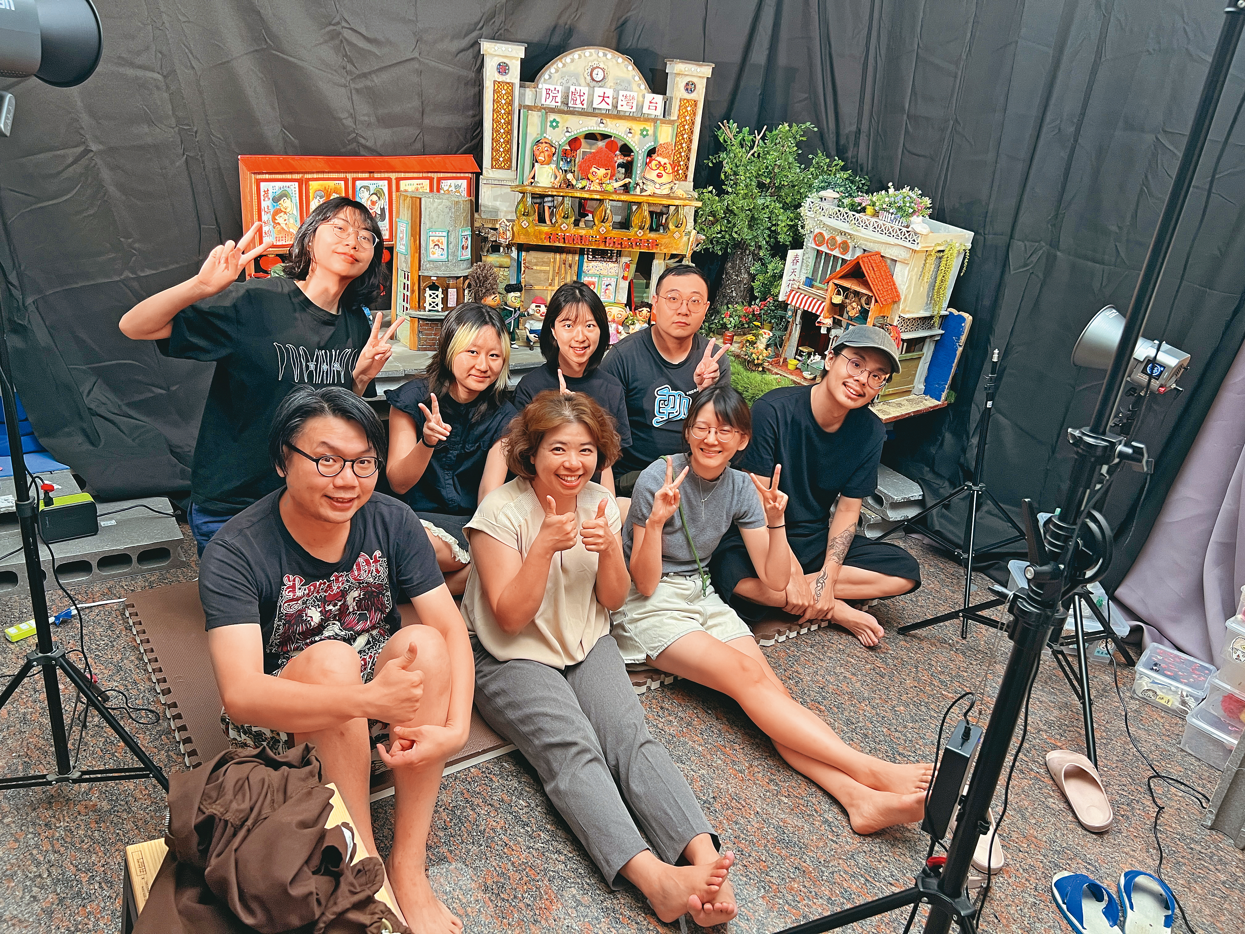 黃勻弦(前排左二)率動畫團隊,以手作人偶傳遞溫暖人情,引起跨世代觀眾共鳴。(小公視提供)