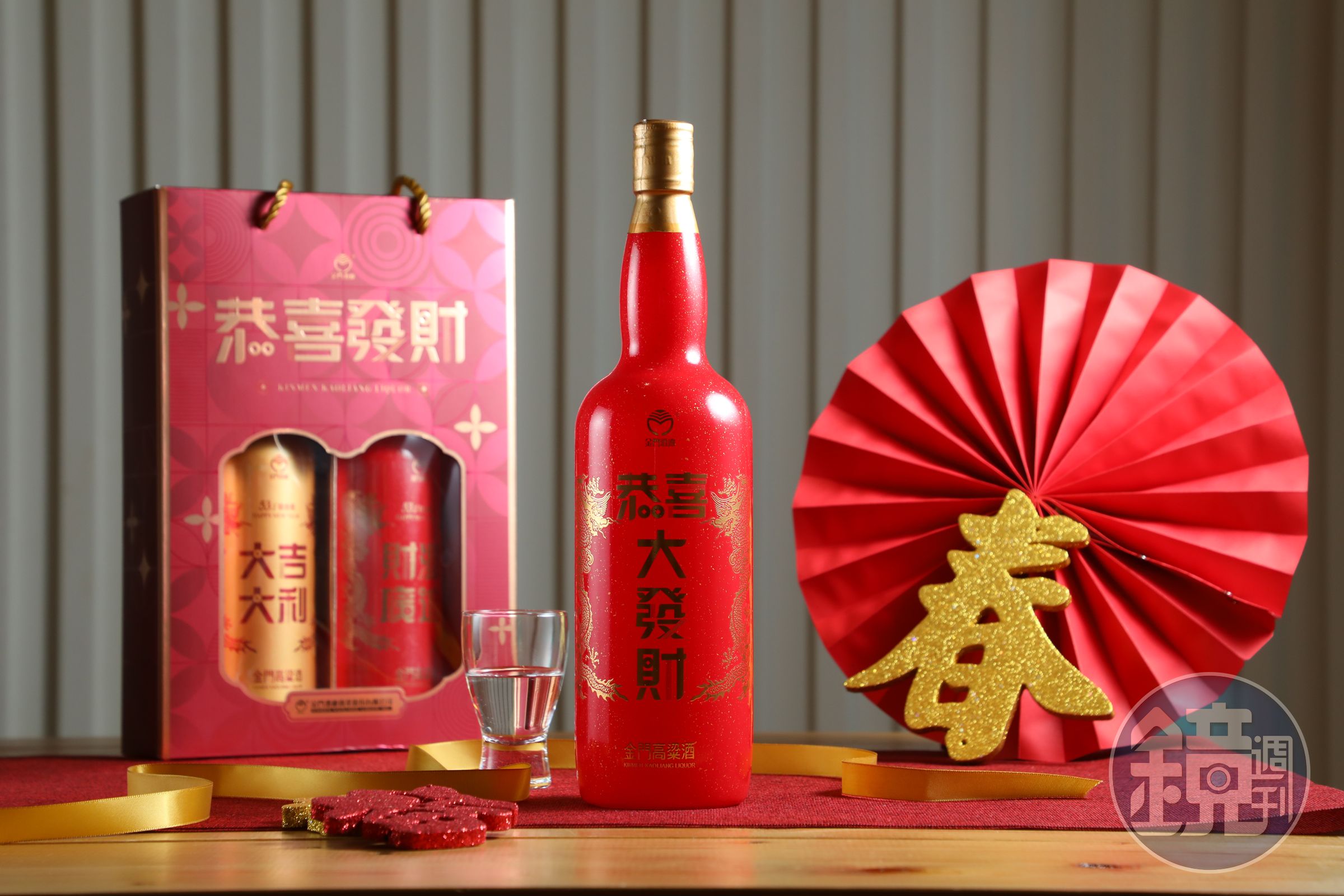 以黑松的緞金龍金門高粱酒2025新春特仕版「雙色紅包酒禮盒」(左,1,600元/組)與「大發財酒」(右,980元/瓶)拜年超喜慶。