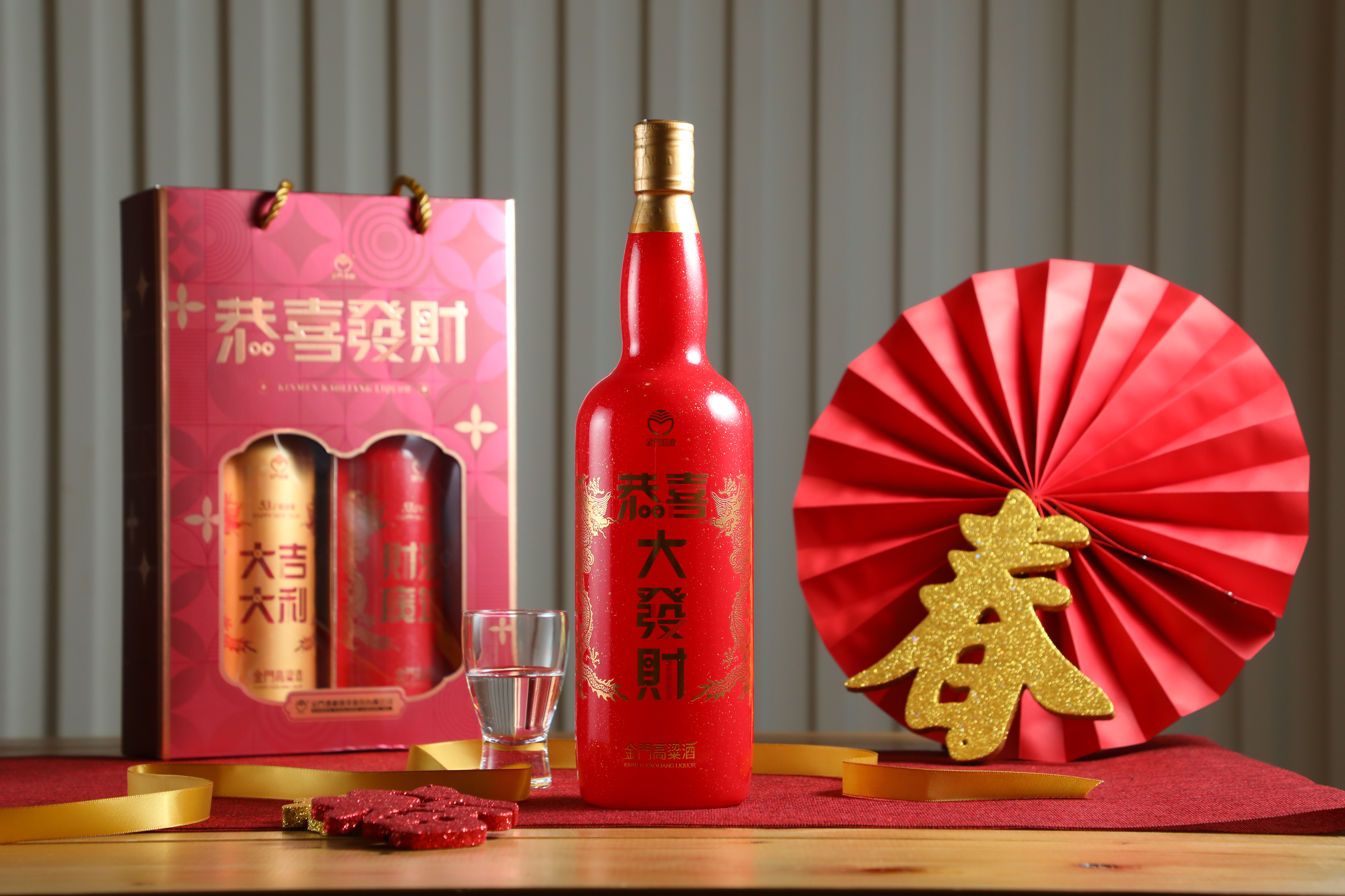 以黑松的緞金龍金門高粱酒2025新春特仕版「雙色紅包酒禮盒」（左，1,600元／組）與「大發財酒」（右，980元／瓶）拜年超喜慶。