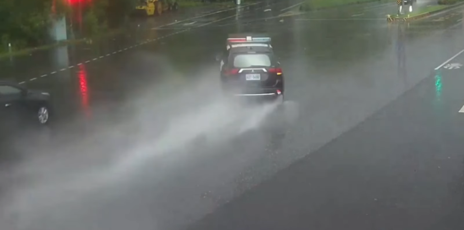 警車疑似天雨路滑失控，撞上分隔島。（翻攝自記者爆料網YouTube頻道）