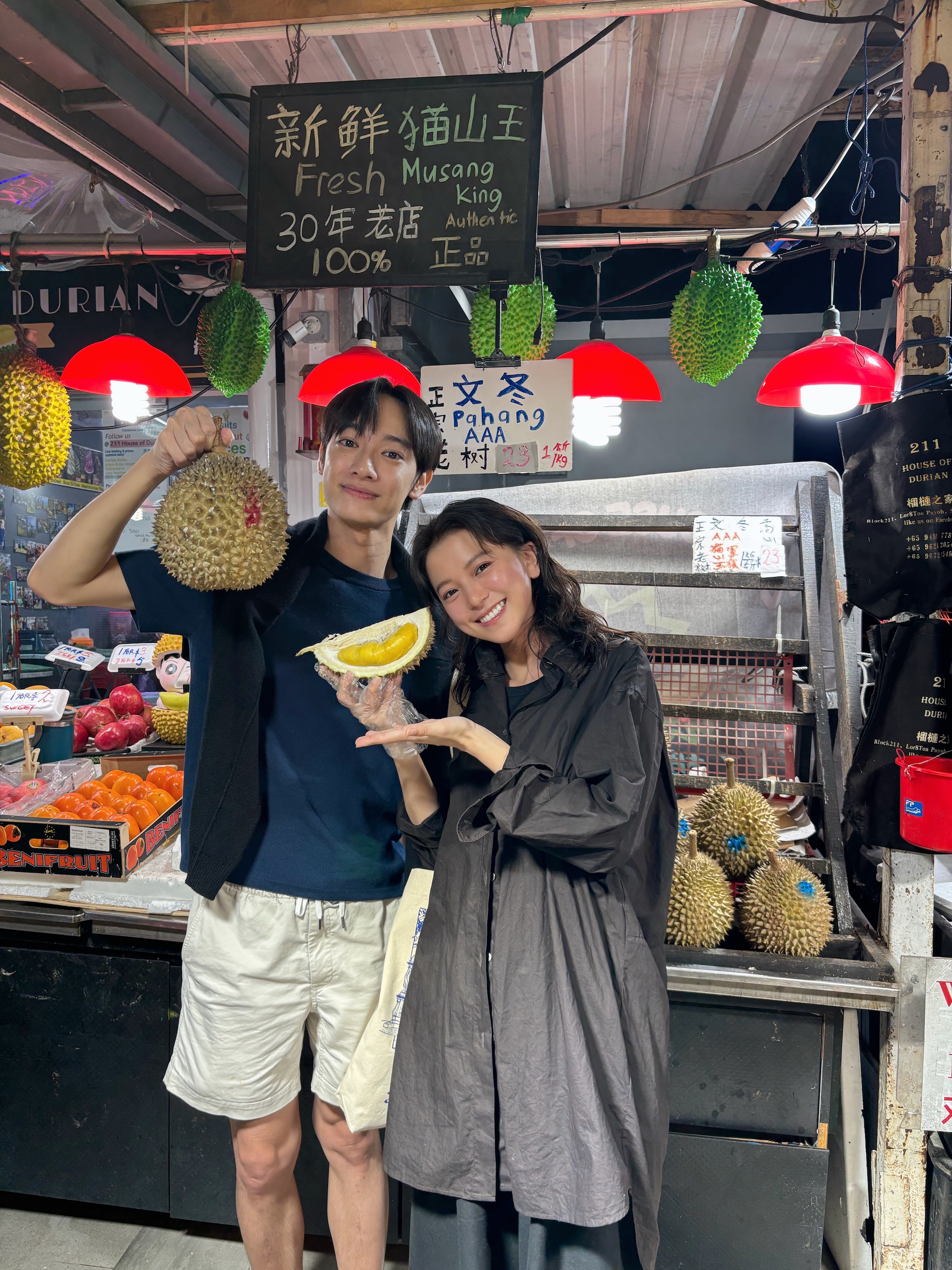 劉修甫(左)、項婕如在新加坡大啖榴槤。（三匠影視提供）