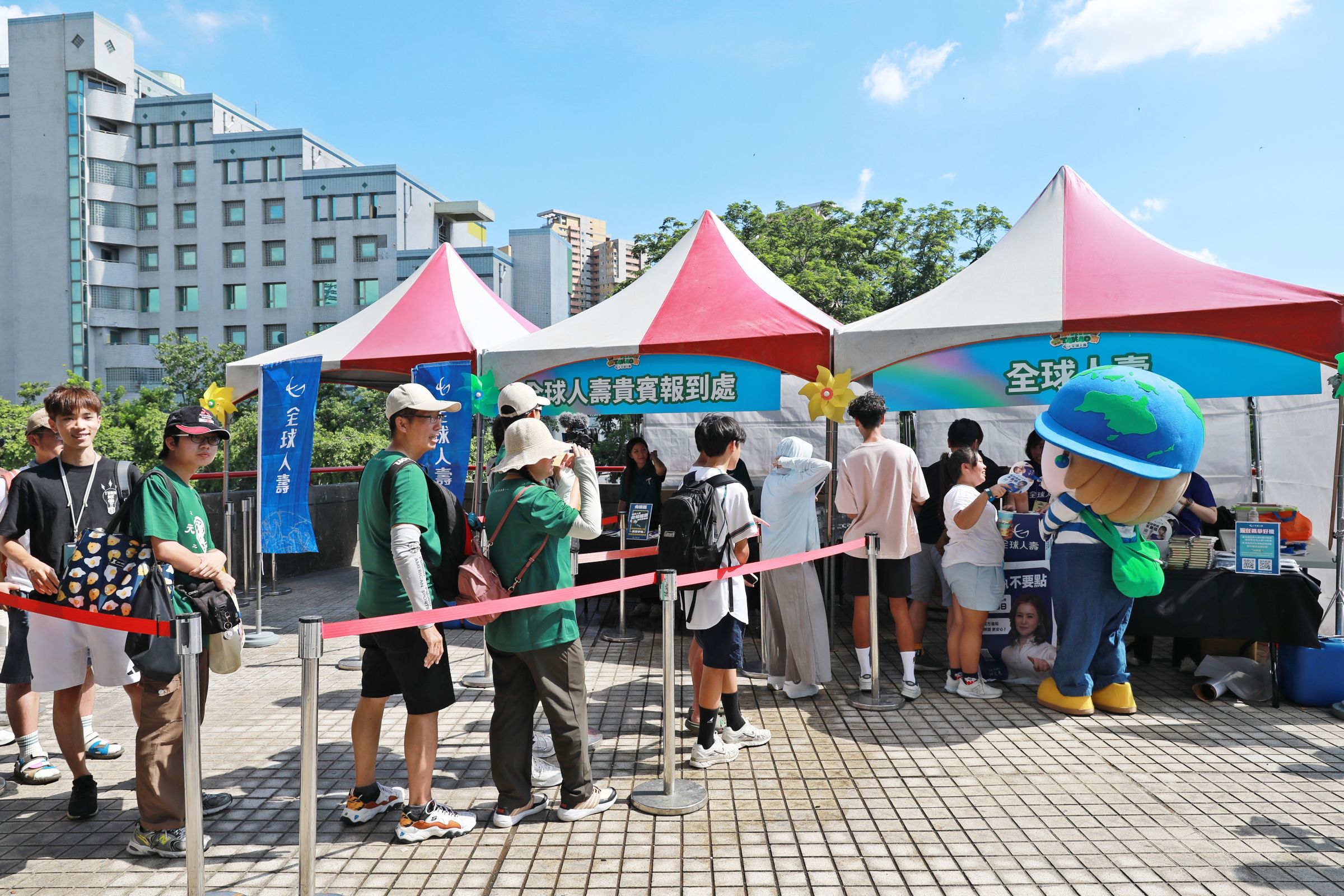 全球人壽防詐主題攤位吸引滿滿人潮，參加趣味遊戲即送精美好禮，邊玩邊學輕鬆入手防詐小知識！