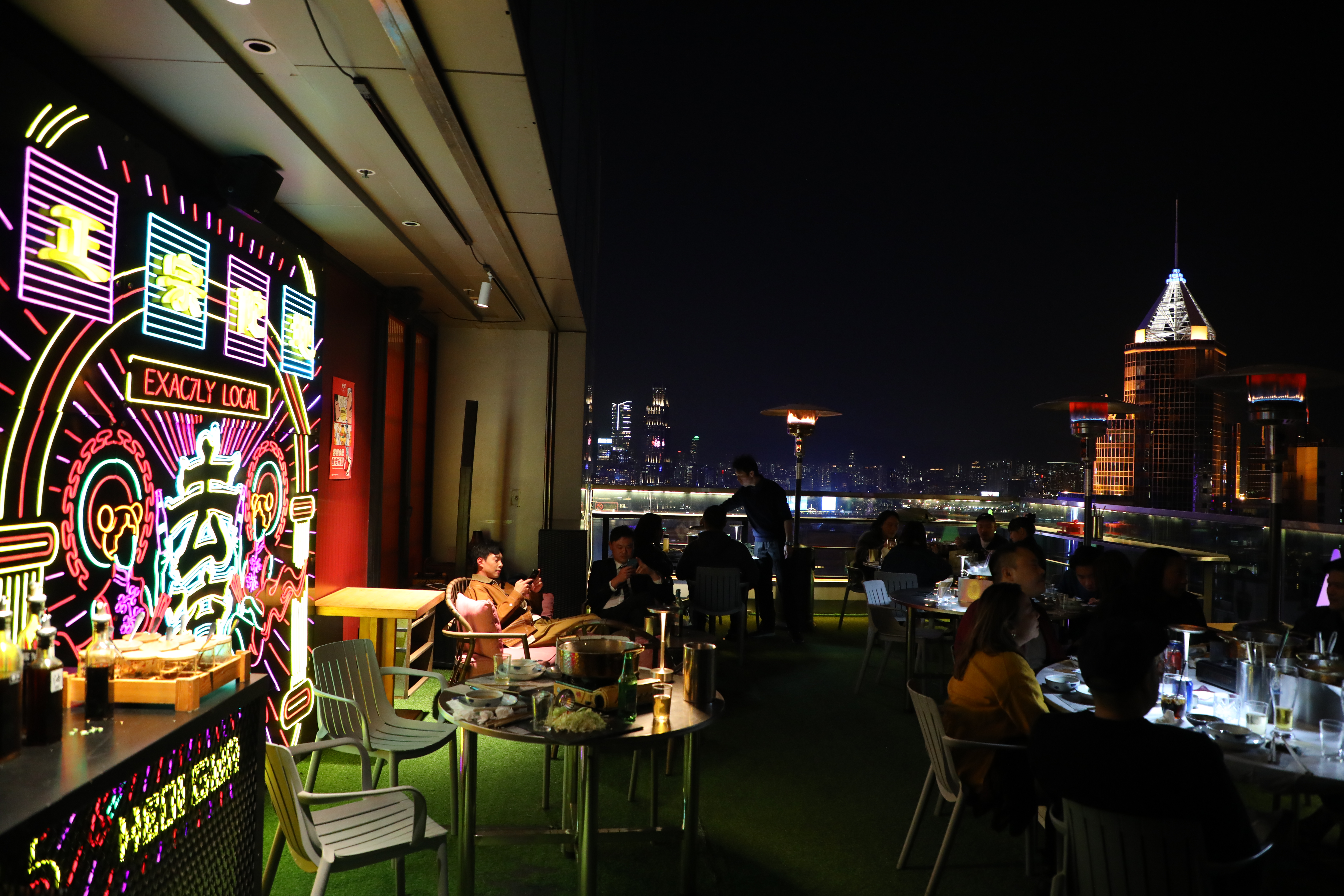 在銅鑼灣高樓環繞下露天打邊爐，是在「去滾」才有的體驗。