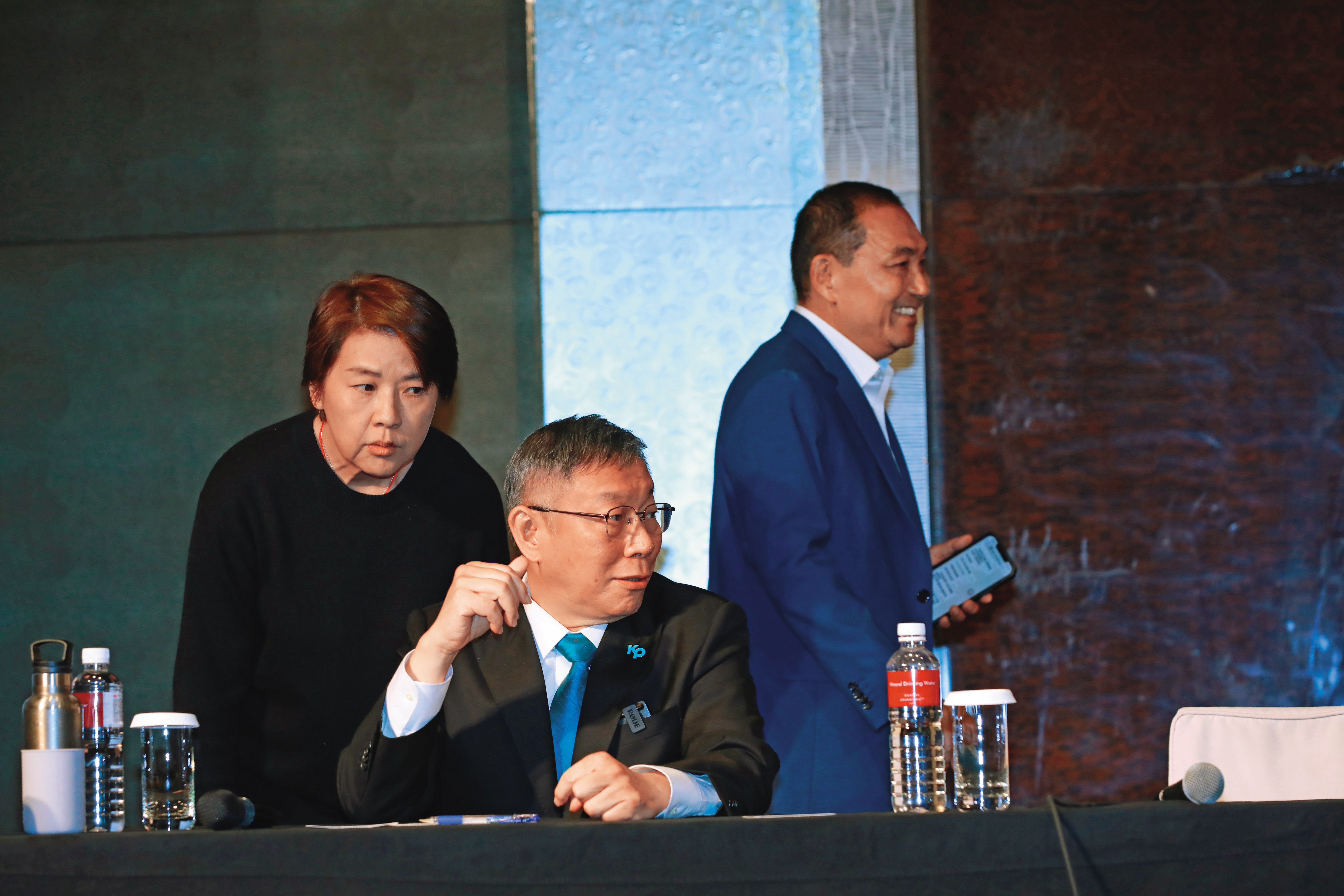 柯文哲（中）去年11月23日在君悅飯店與侯友宜（右）上演分手擂台，柯侯配宣告破局。