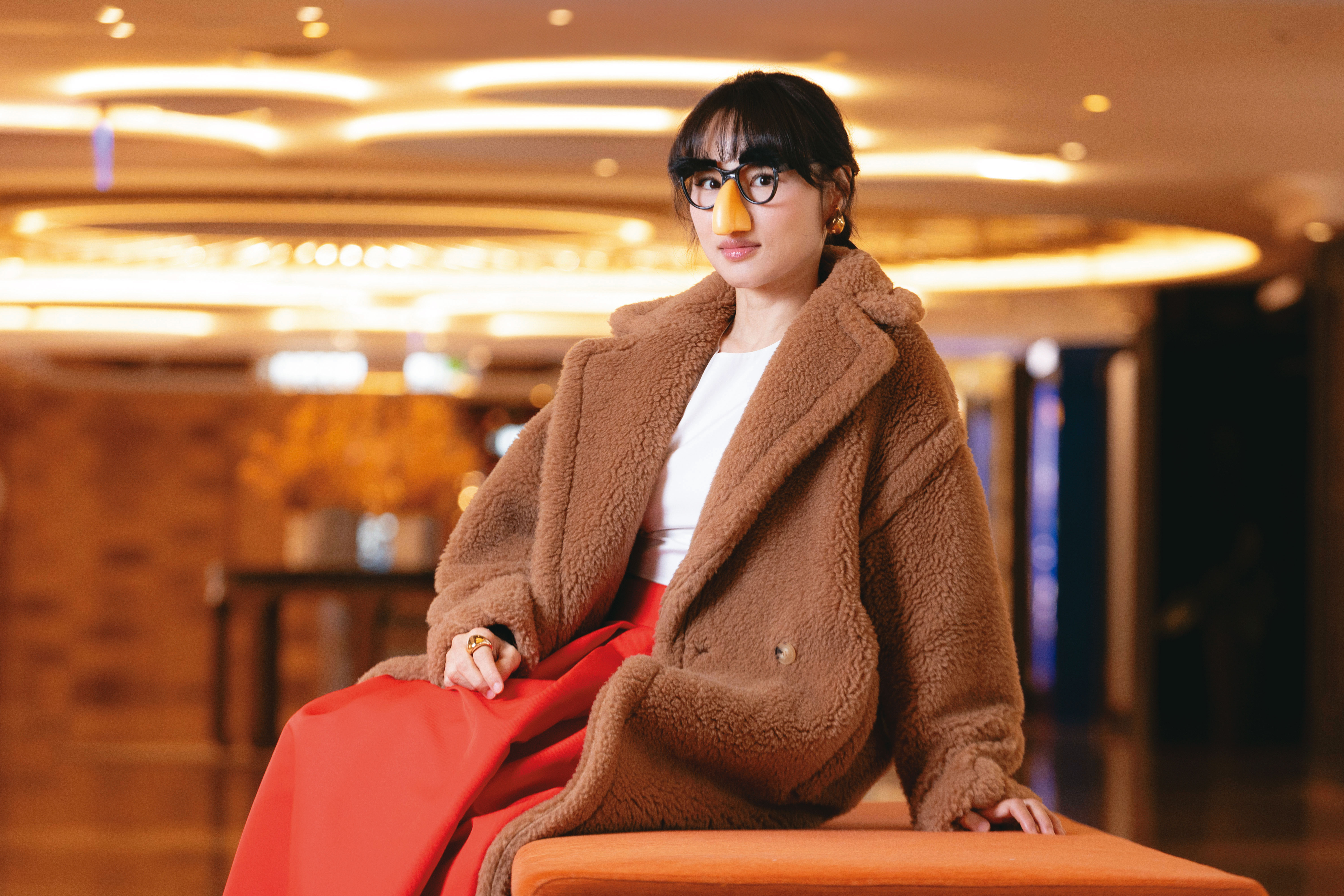 去年，宅女小紅因在臉書評論貴婦奈奈逃亡穿搭，獲Max Mara贊助正版泰迪熊大衣一件，身上紅裙是去年為金鐘走紅毯訂做的，她說一塊1萬6千元的布，終於可以穿第2次。