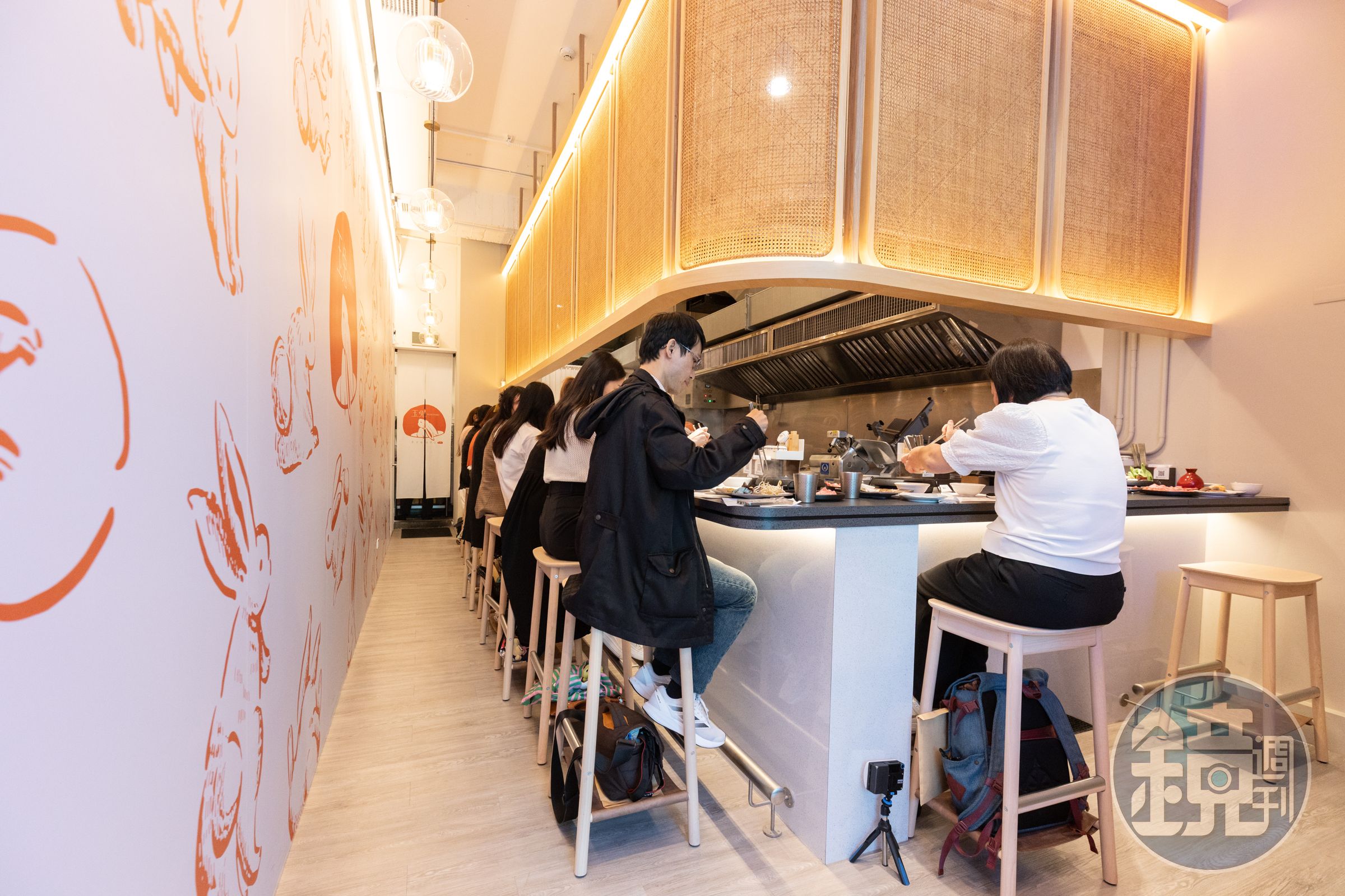 玉兔壽喜燒以板前式吧台座位提供個人化套餐，座位僅13席。