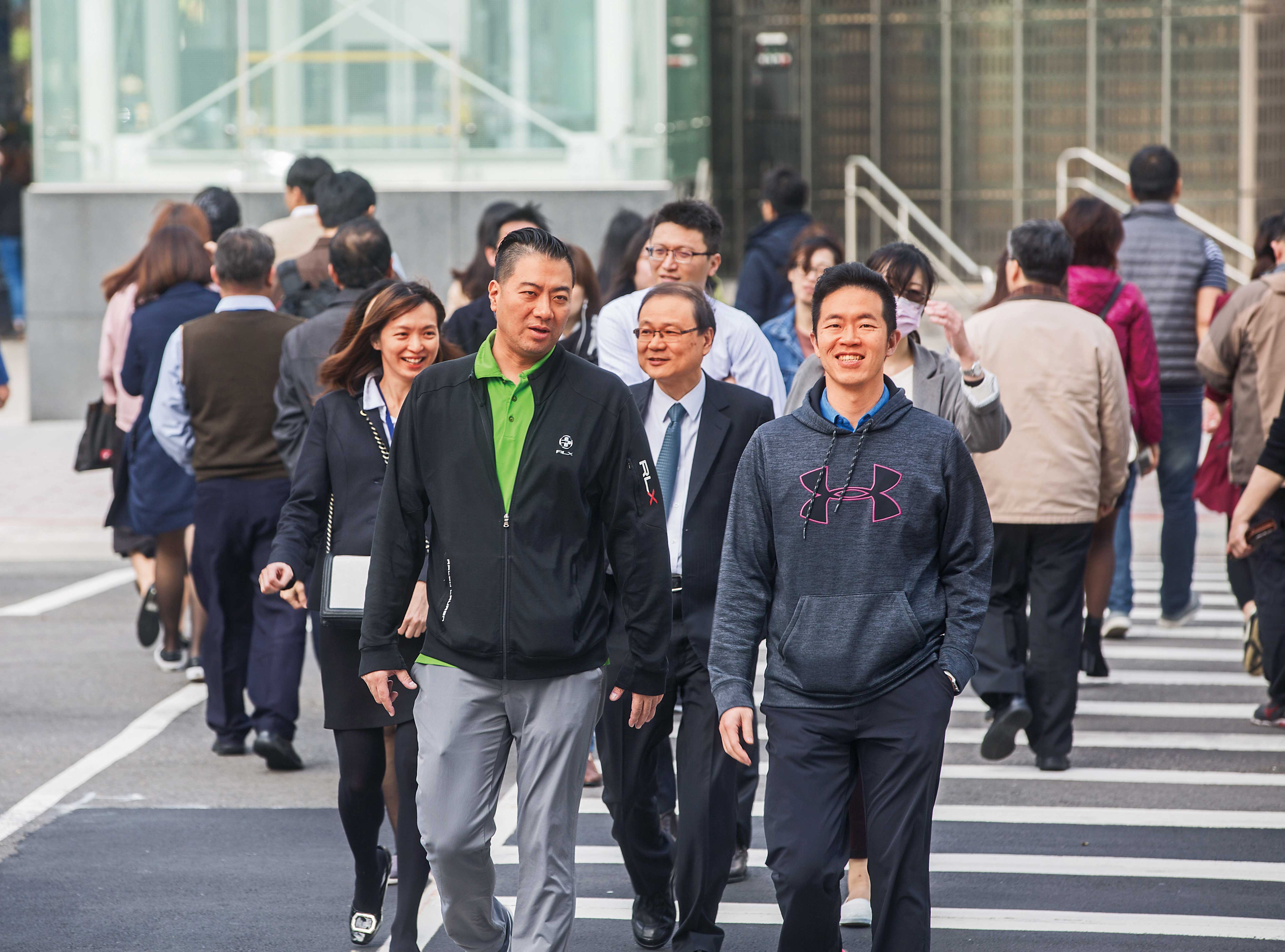 無論小資族或退休族，都能利用高股息ETF創造被動現金流，達到月月領息目標。