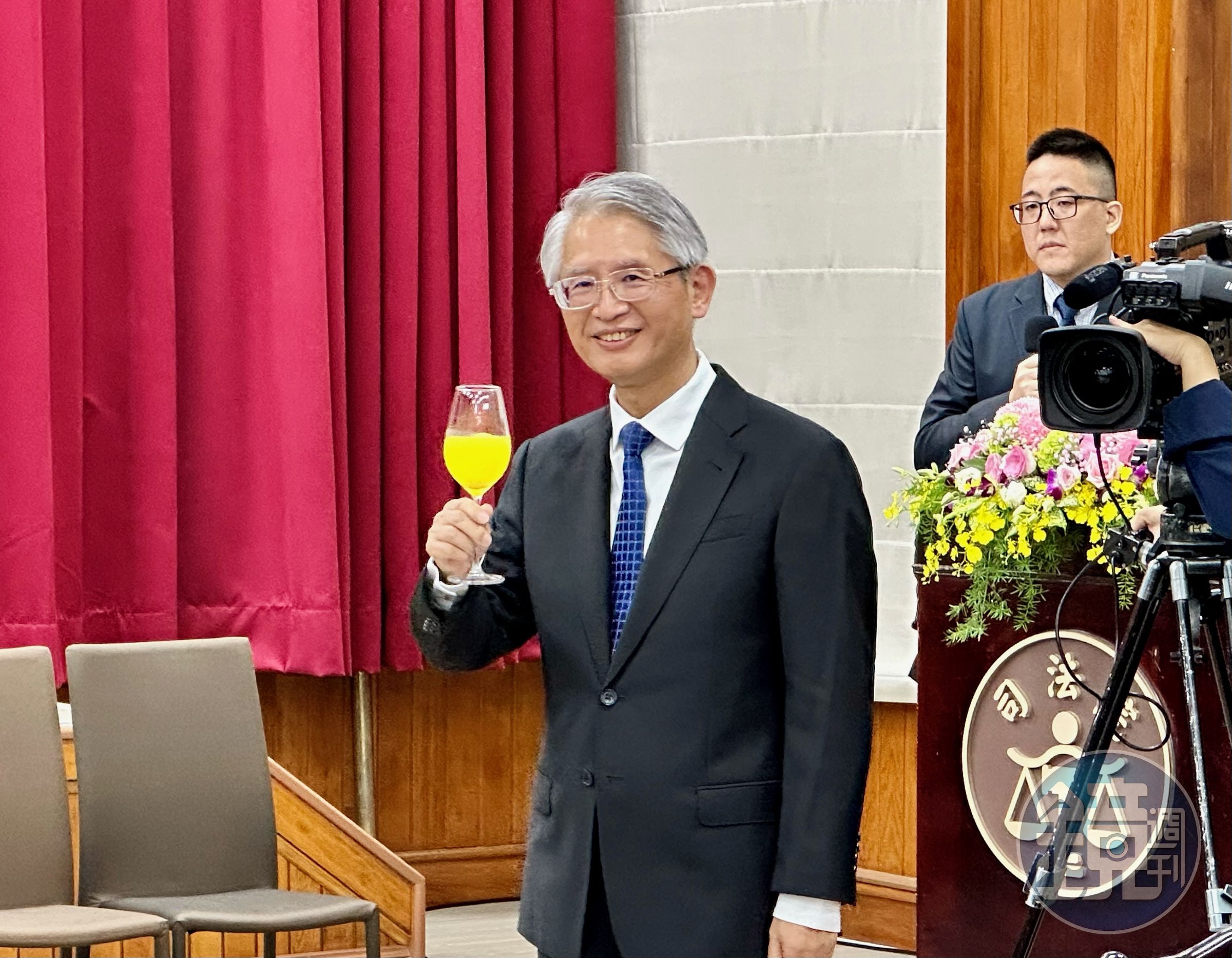 資深大法官謝銘洋獲總統指定代理司法院長,圖為謝銘洋10月30日主持許宗力等大法官歡送會。(本刊資料照片)