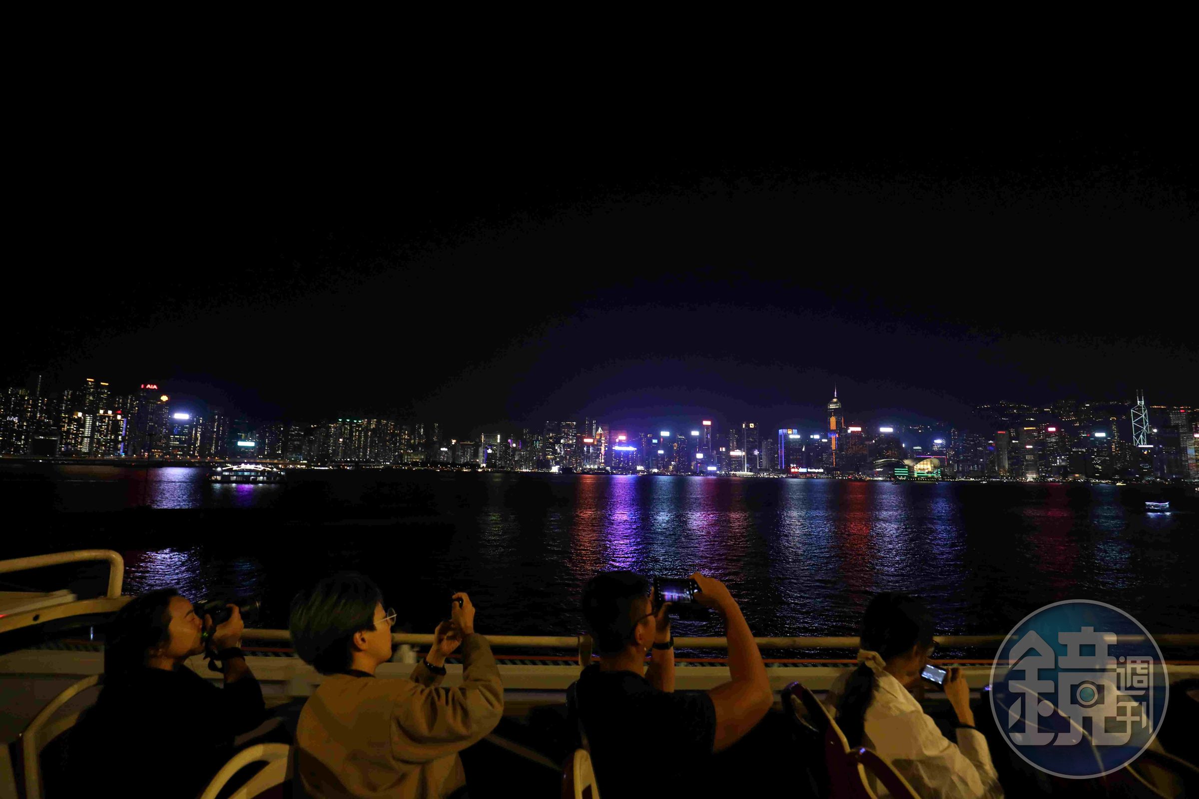 經過最適合拍維港大景的地點時,所有遊客默契地舉起手機。