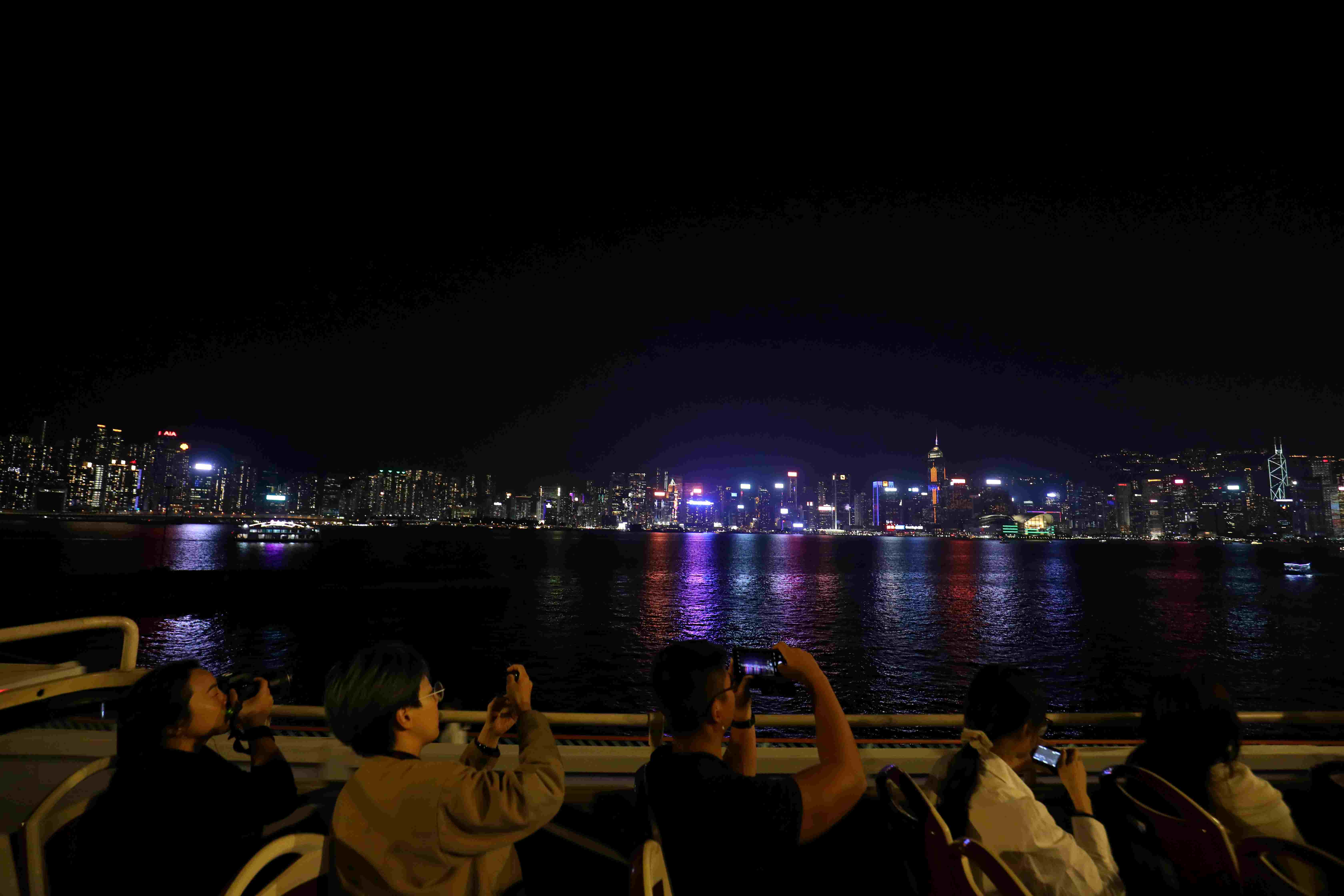 經過最適合拍維港大景的地點時，所有遊客默契地舉起手機。