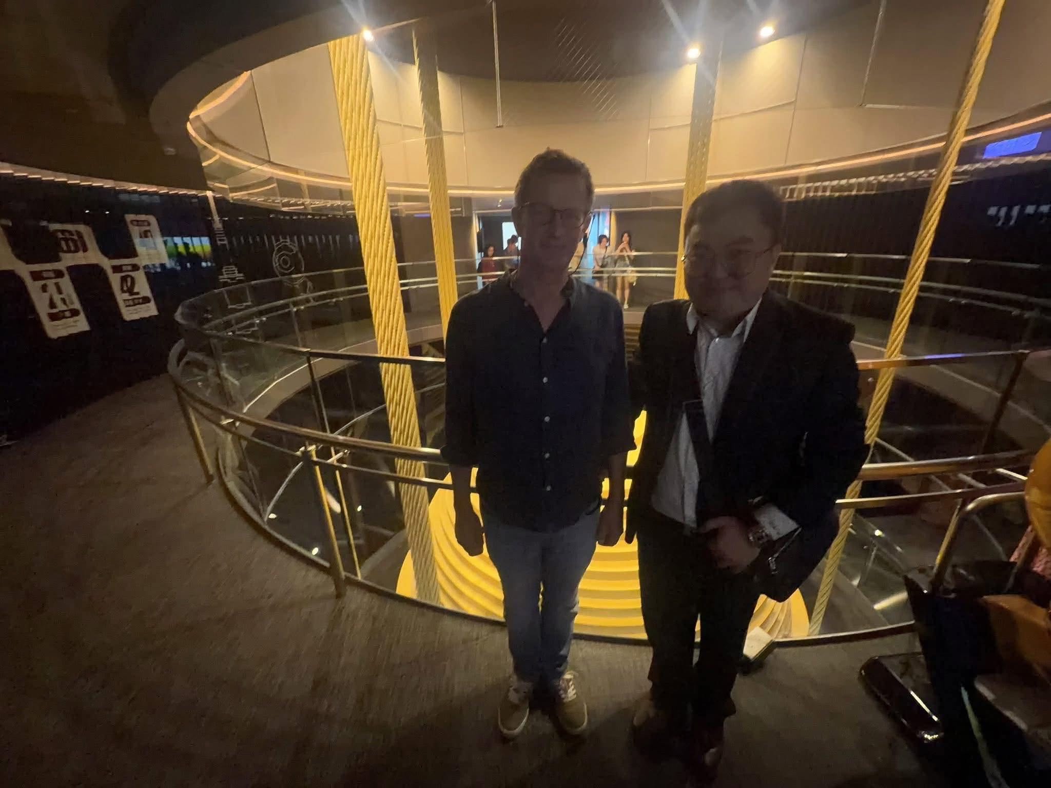 左：「瑞士古柏林寶石鑑定所」（Gübelin Gem Lab）董事總經理丹尼爾·奈菲勒博士（Dr. Daniel Nyfeler）、右：羅彦喆所長