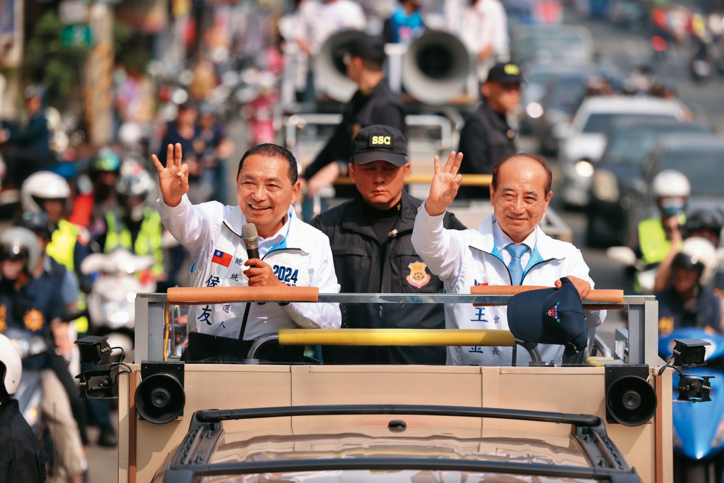 為凸顯侯友宜（左）親民特點，侯競辦近期在南部安排一系列掃街拜票行程，前立法院長王金平（右）也陪同。（侯友宜團隊提供）