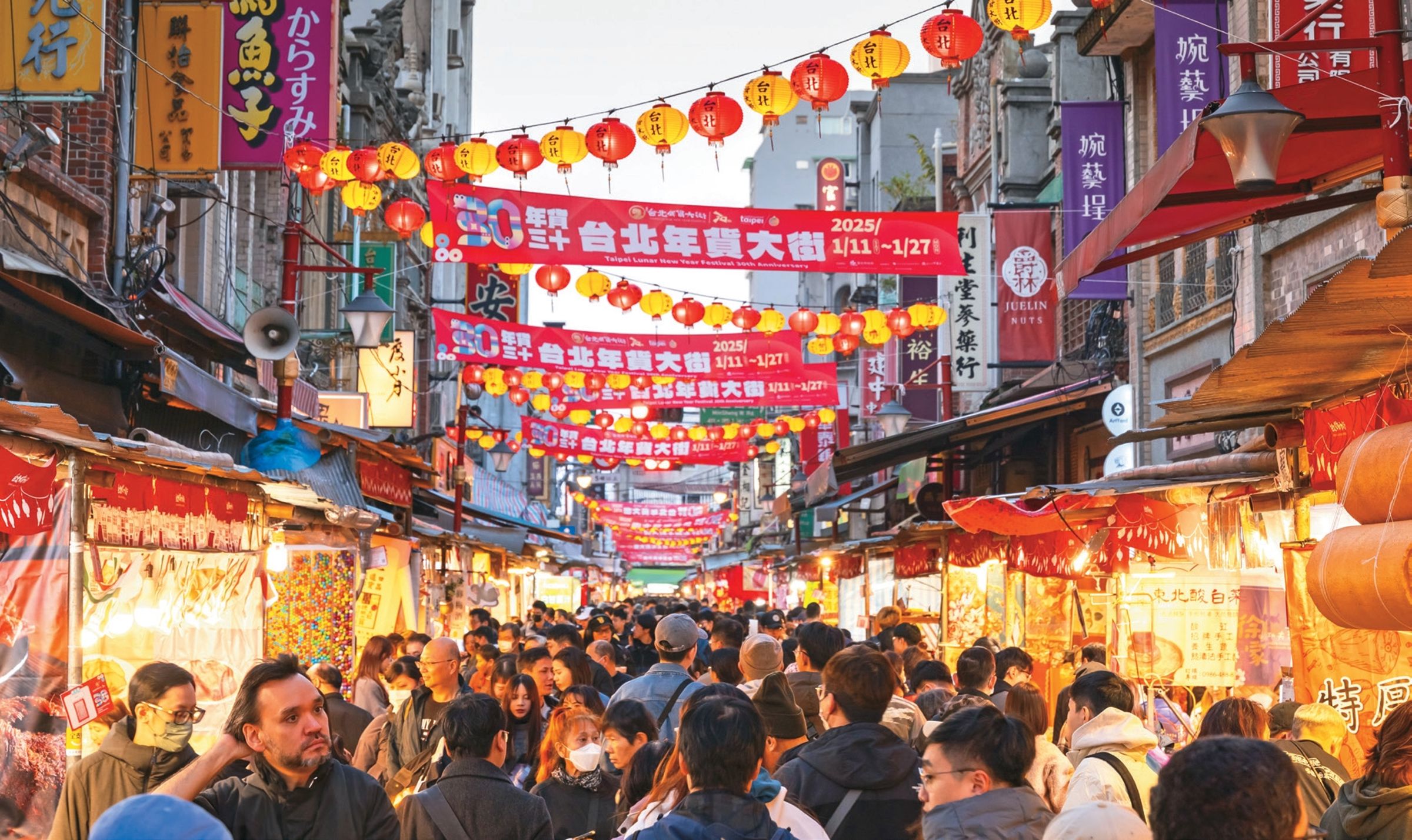 許多民眾湧入台北年貨大街感受年節氣氛。（攝影／吳志學）