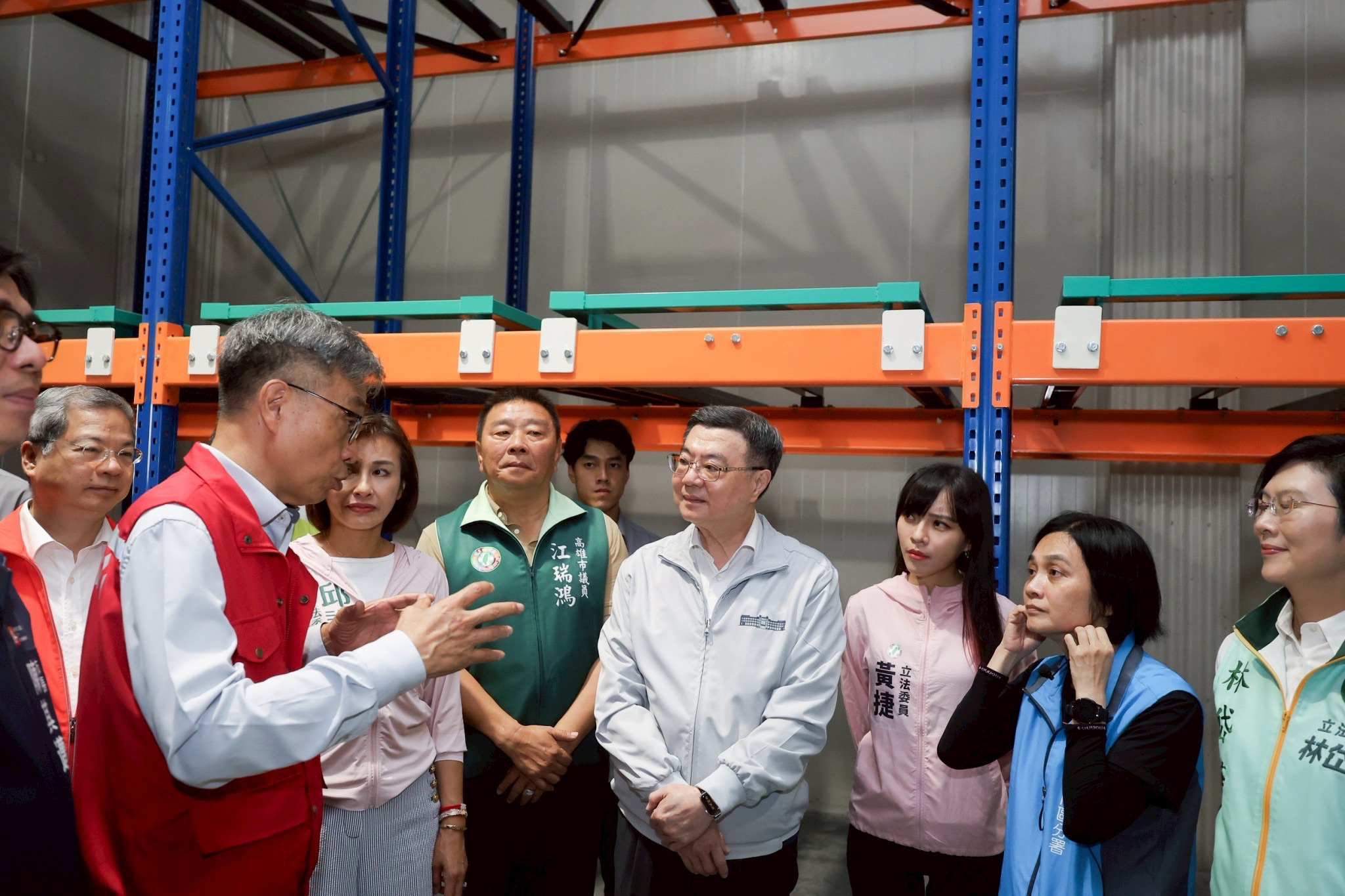 卓榮泰上午到高雄視察，談及在野黨未徵詢政院意見即增列普發現金的法案內容，已經涉嫌違憲、違法。（行政院提供）