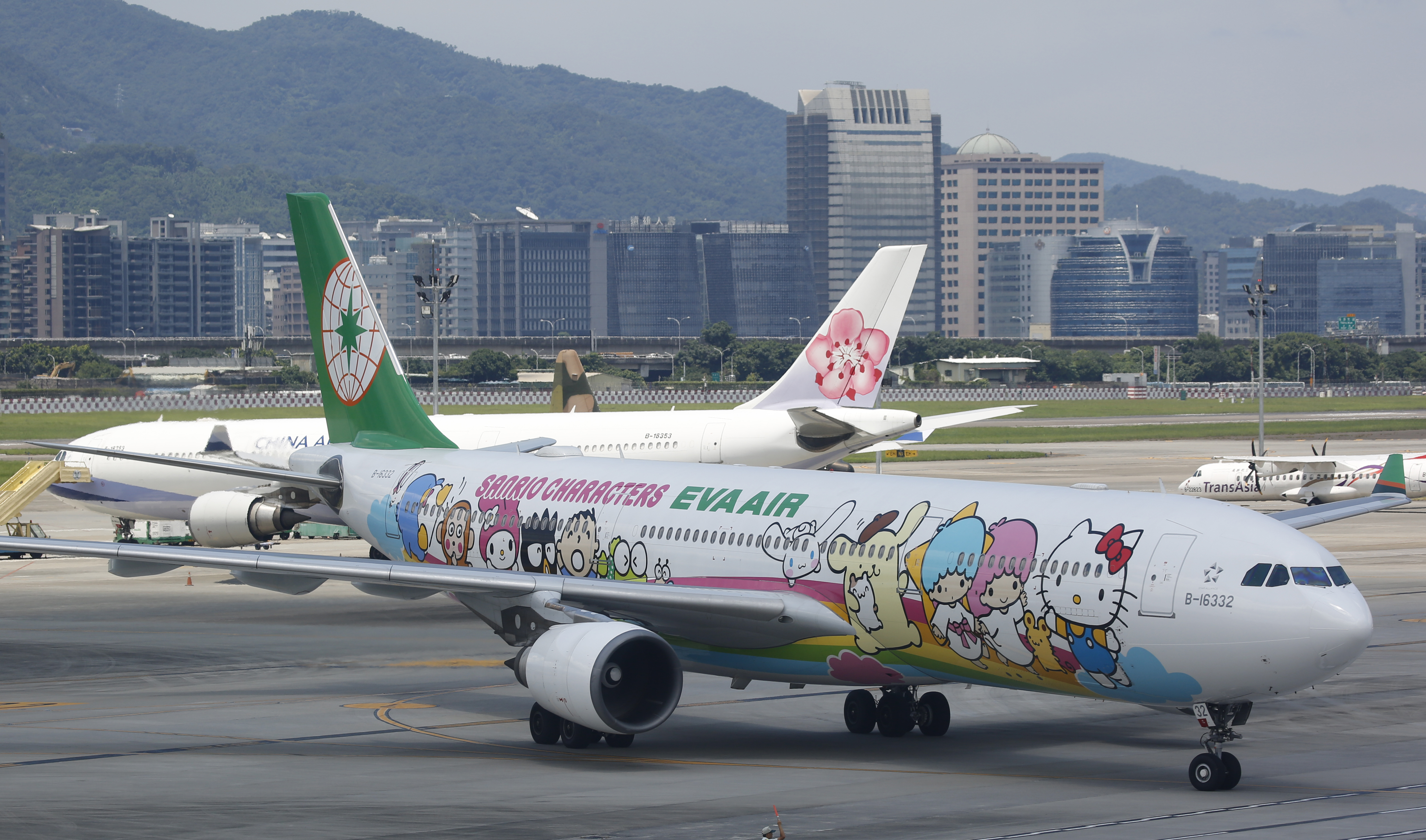 中華、星宇及長榮航空均表示,將依航空燃油價格及民航局相關機制調整燃油附加費。