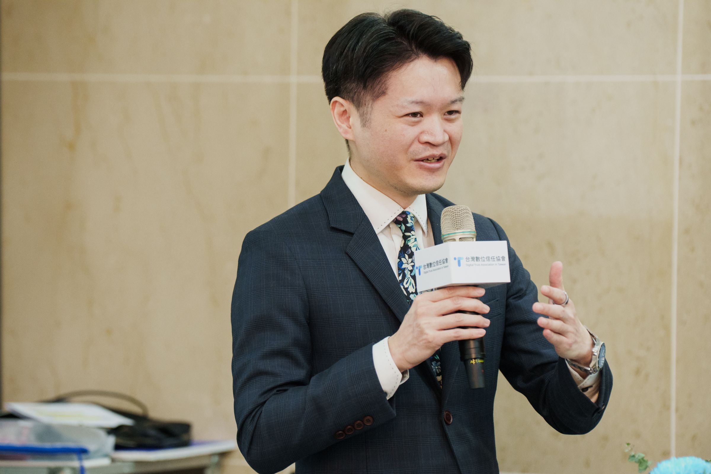 Coupang酷澎台灣暨日本資安長陳浩維說明台灣資安日官網的內容,集結互動體驗、反詐宣導影音,提供民眾識詐資訊。