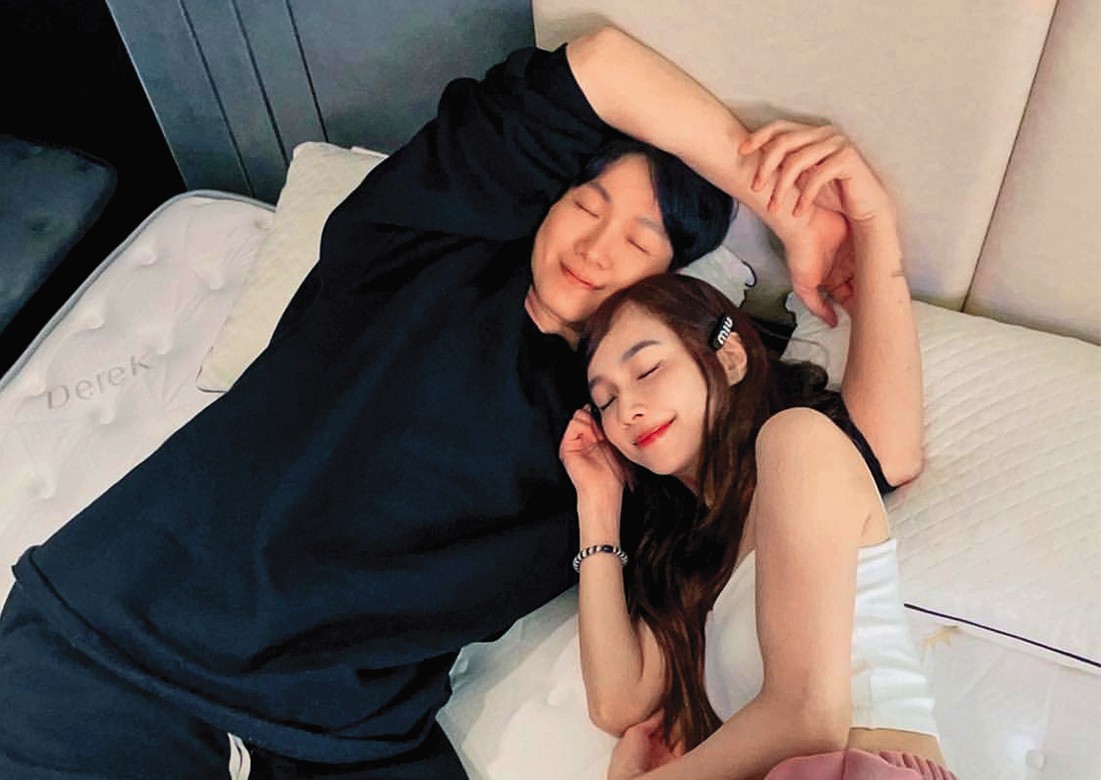 強辯樂團主唱出身的黃少谷（左）和網紅妻子林采薇（右）婚後相互扶持。（翻攝自黃少谷IG）