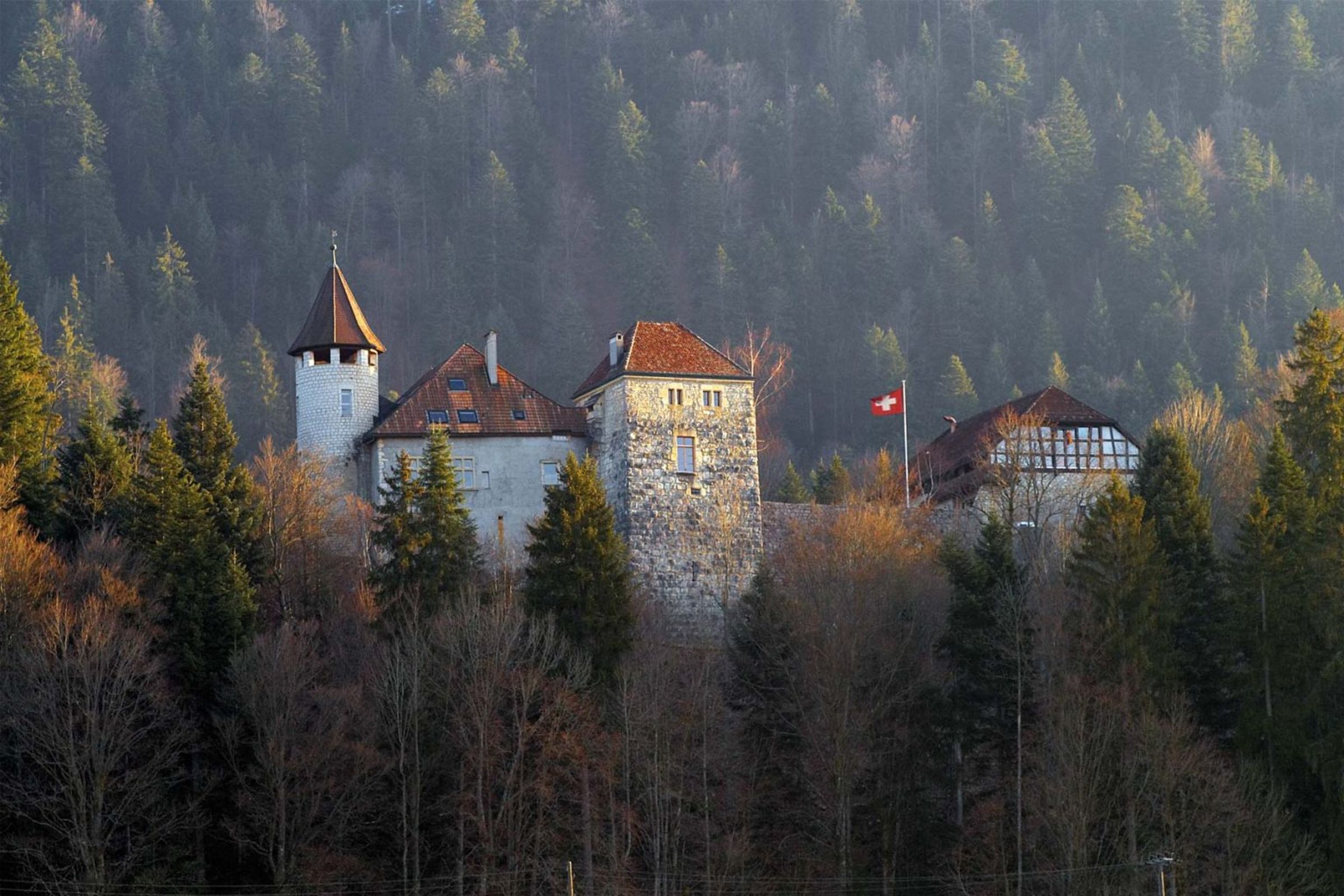 Château de Môtiers城堡目前是播威錶的手錶組裝工坊。