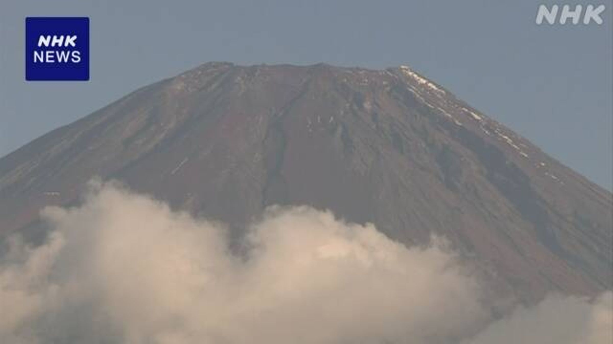 立冬都不立冬了!富士山也罕見「熱爆」,山頂雪消失。(翻自NHK X平台)