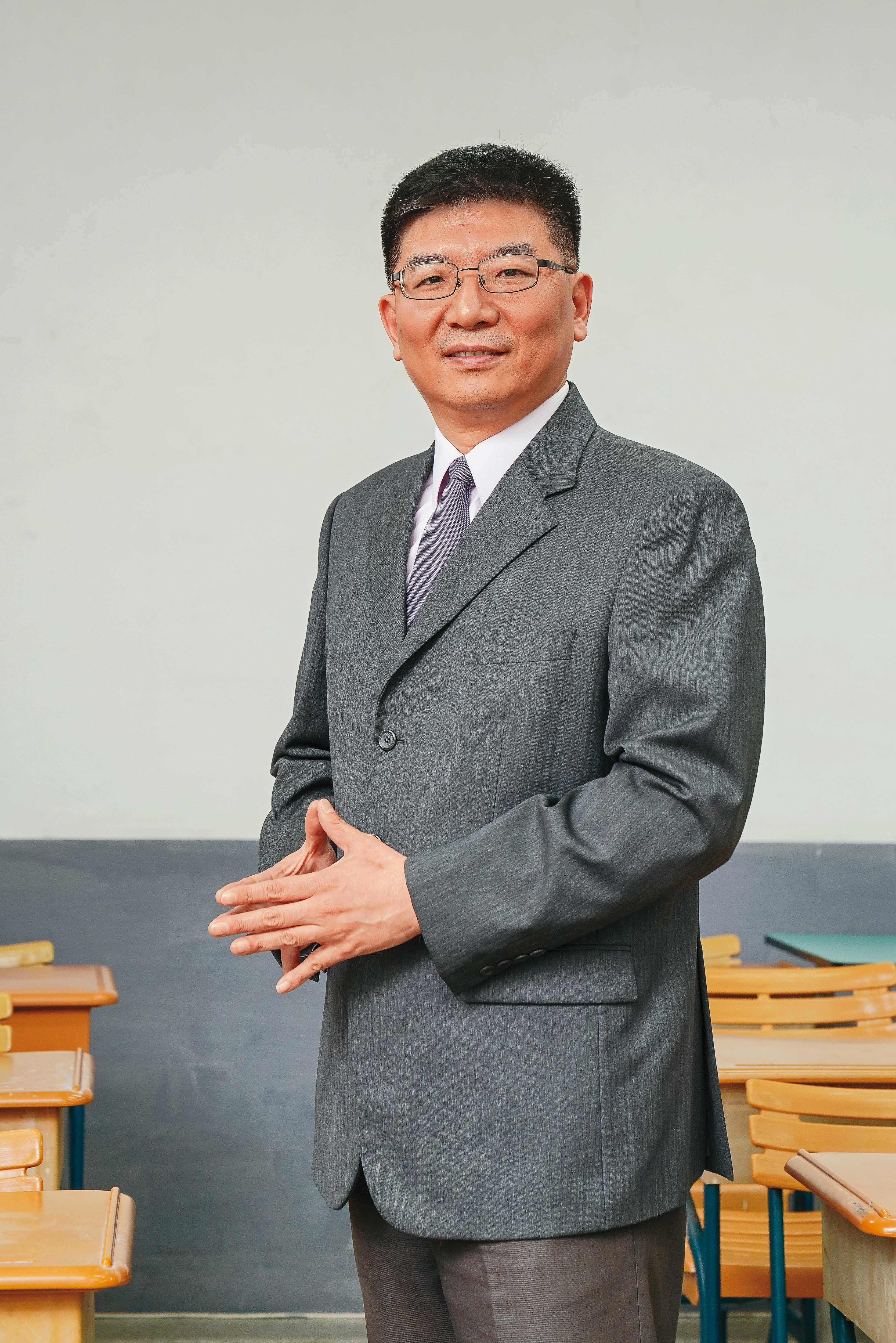 長期推動CASH行動的投資達人郭俊宏、獨立財務顧問張佳瑩，以及致理大學財金系兼任講師林於震（圖），為Sharon提供家庭財務建議。