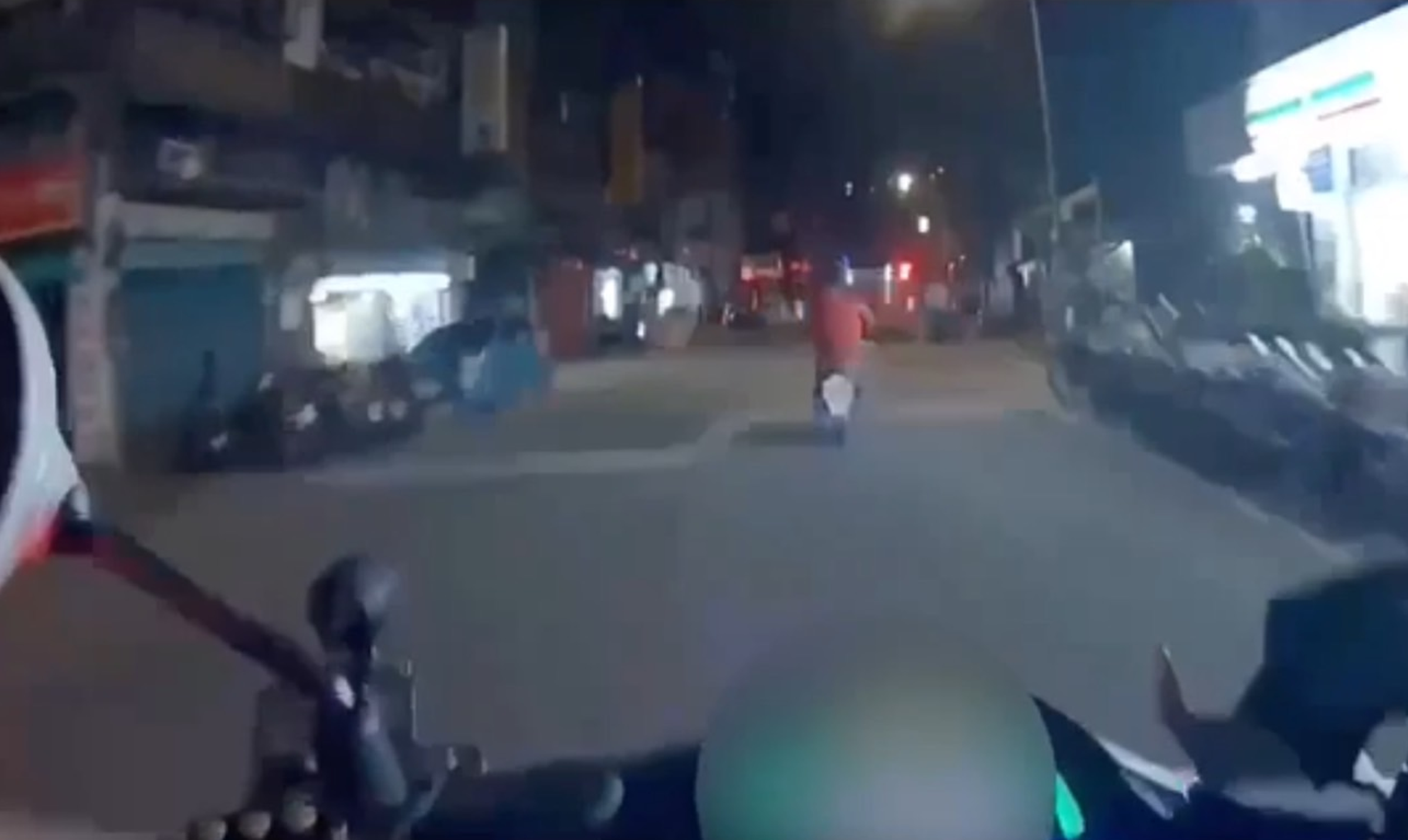 王男（橘衣）拒絕警方攔查，一路加速狂飆還闖了好幾個紅燈。（翻攝畫面）