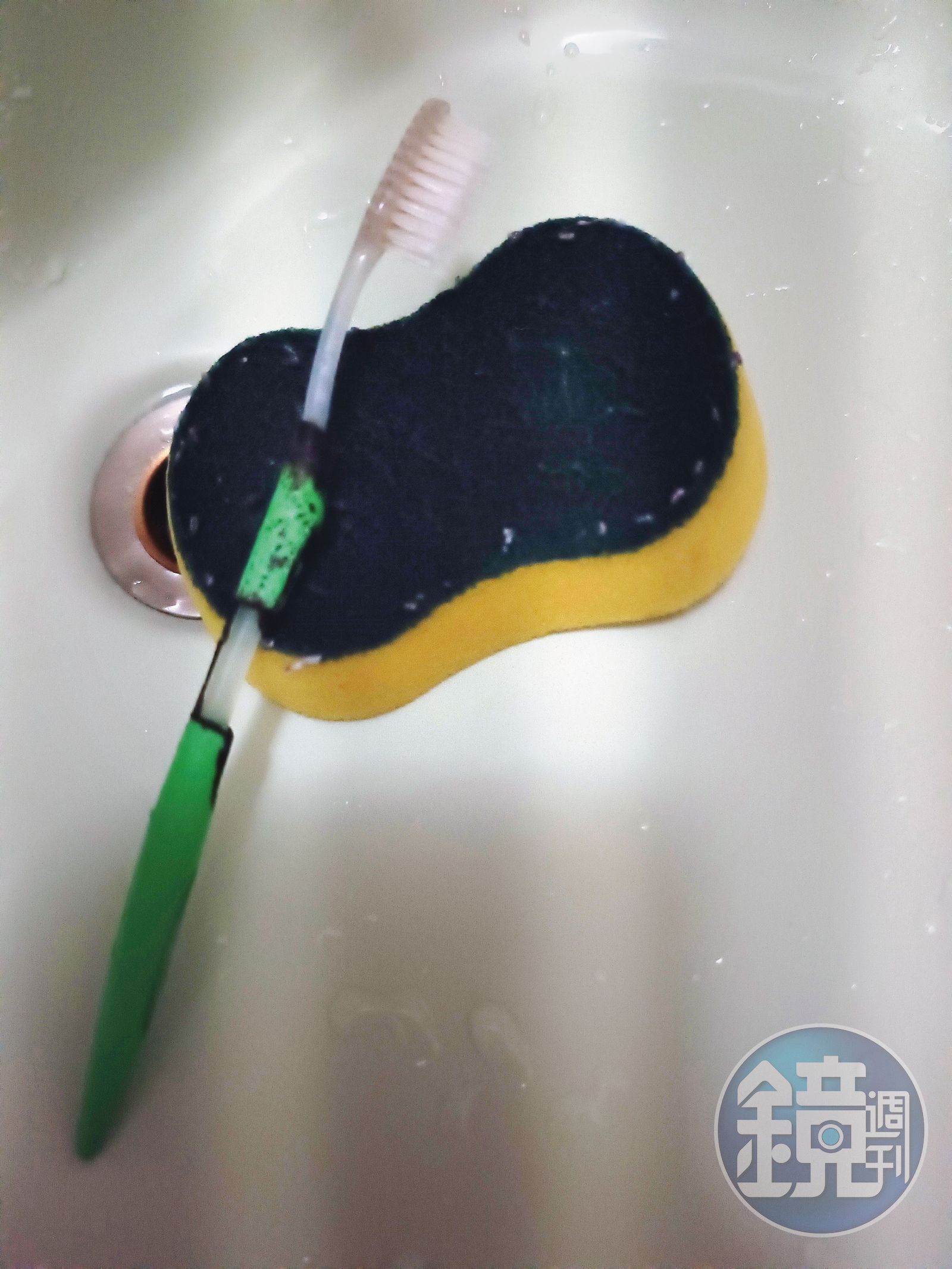 獄友看不慣胡永強的獸行，用牙刷、菜瓜布替他洗下體