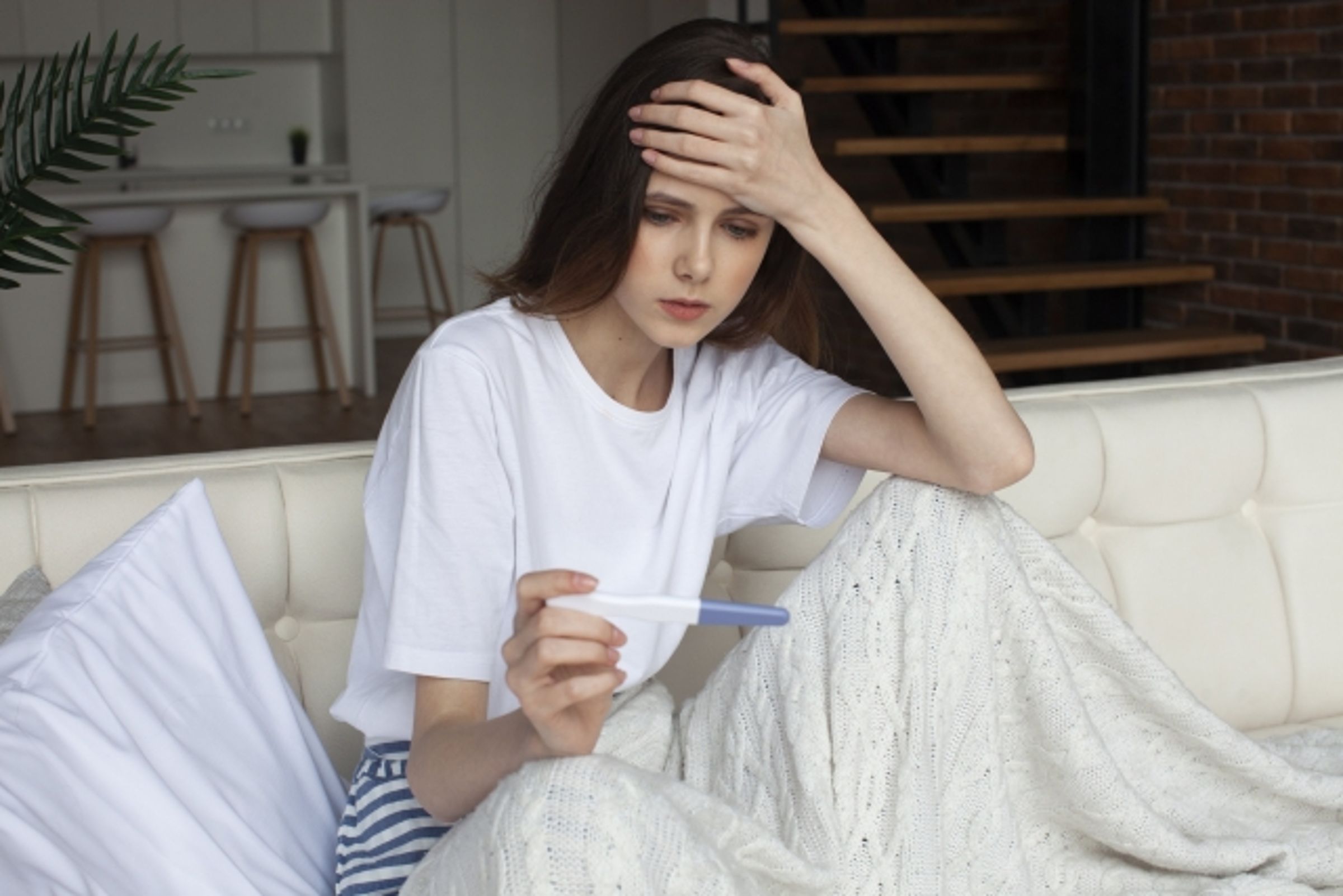 國外一名女子和男友父親發生關係，事後發現懷孕，但無法確認孩子的爸是誰。（示意圖非當事人，photo-ac）