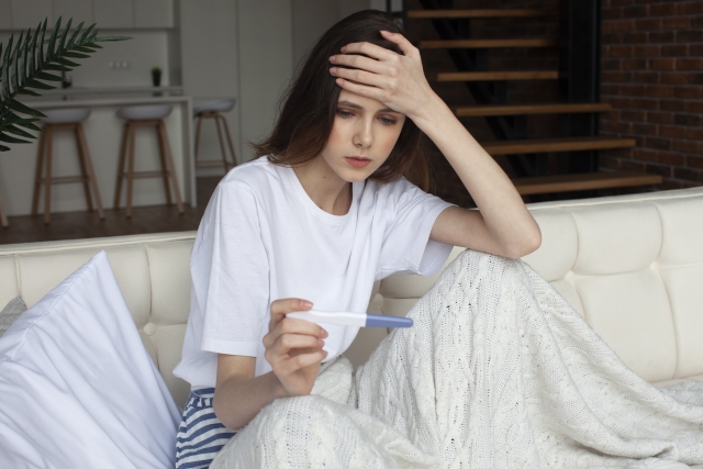 國外一名女子和男友父親發生關係，事後發現懷孕，但無法確認孩子的爸是誰。（示意圖非當事人，photo-ac）