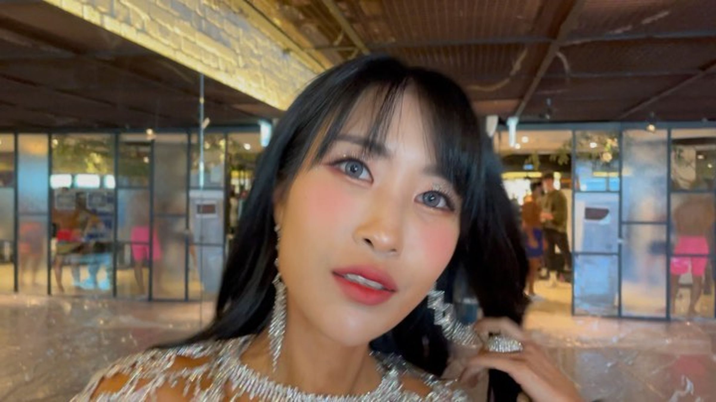 李世英在節目上大方分享自己的整形經歷,坦言光手術費就足以買下一台頂級賓士S-Class。(翻攝自李世英IG)