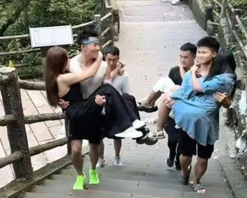 中國四川峨眉山一個「陪爬團」爆紅。（翻攝極目新聞微博）