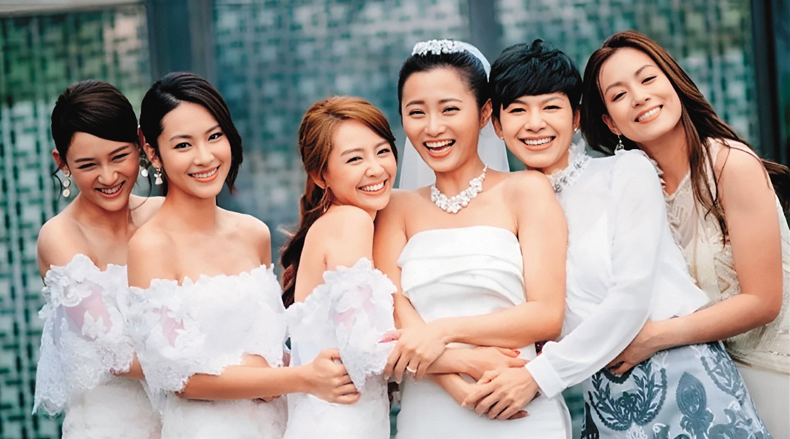 賴薇如（左三）曾是女團七朵花的成員，2021年趙小僑（右三）婚禮，眾人難得合體，只差王宇婕。（翻攝自趙小僑臉書）