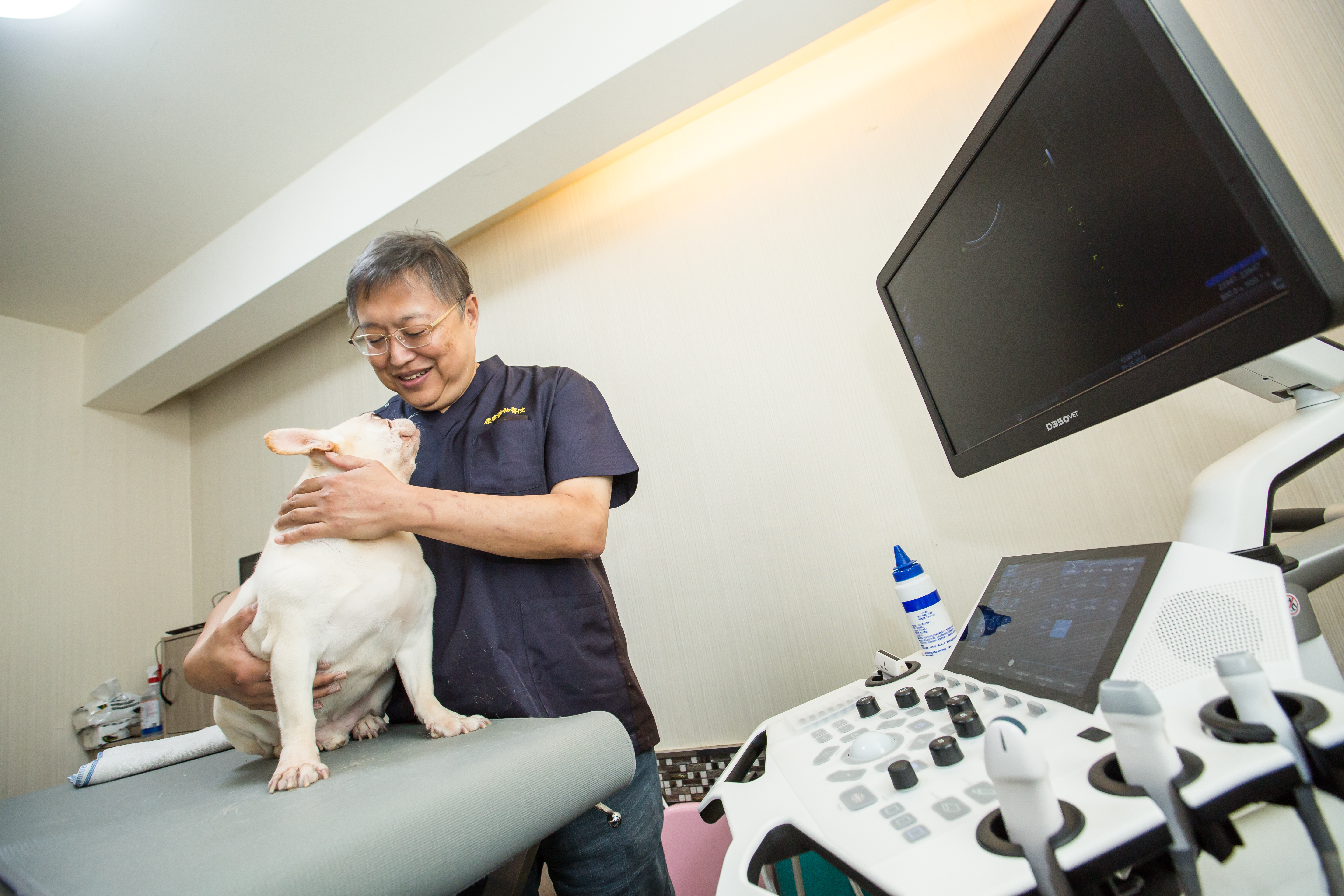 執業超過30年的王聲文是全台第一個投入寵物安養長照的獸醫師。（圖／鏡週刊）