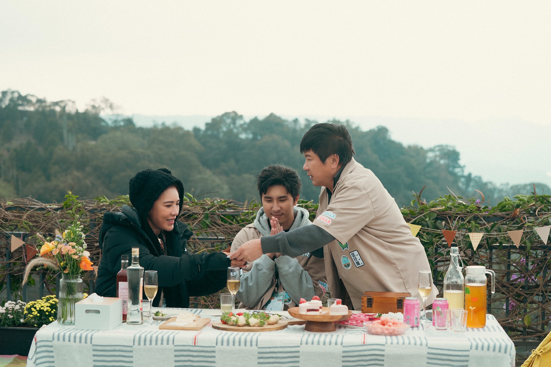 胡瓜帶著一雙兒女胡釋安、小禎出外景。（客家電視台提供）