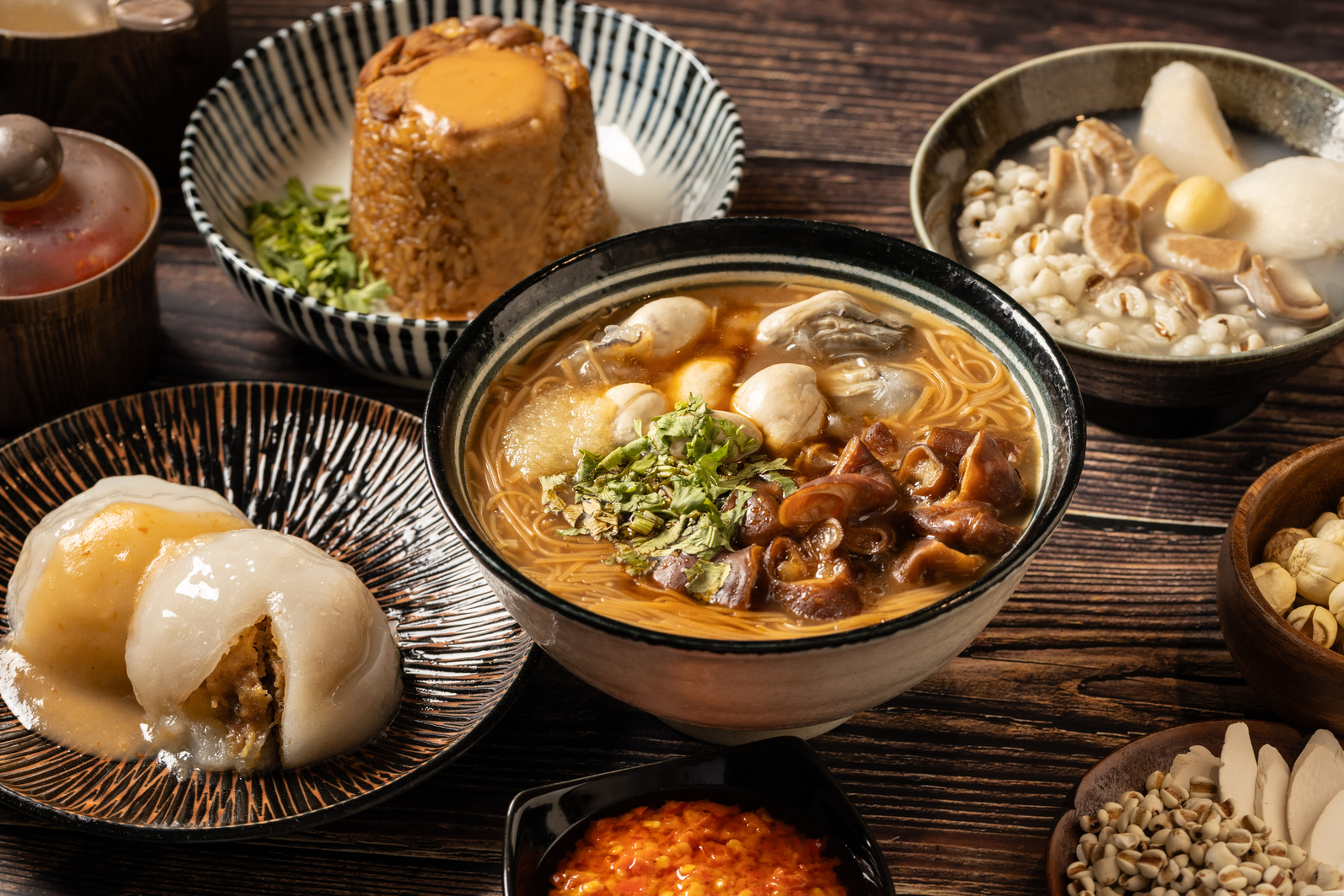 「勝口味」招牌品項是大腸蚵仔麵線，肉圓、米糕和四神湯也是販售數十年的口味。