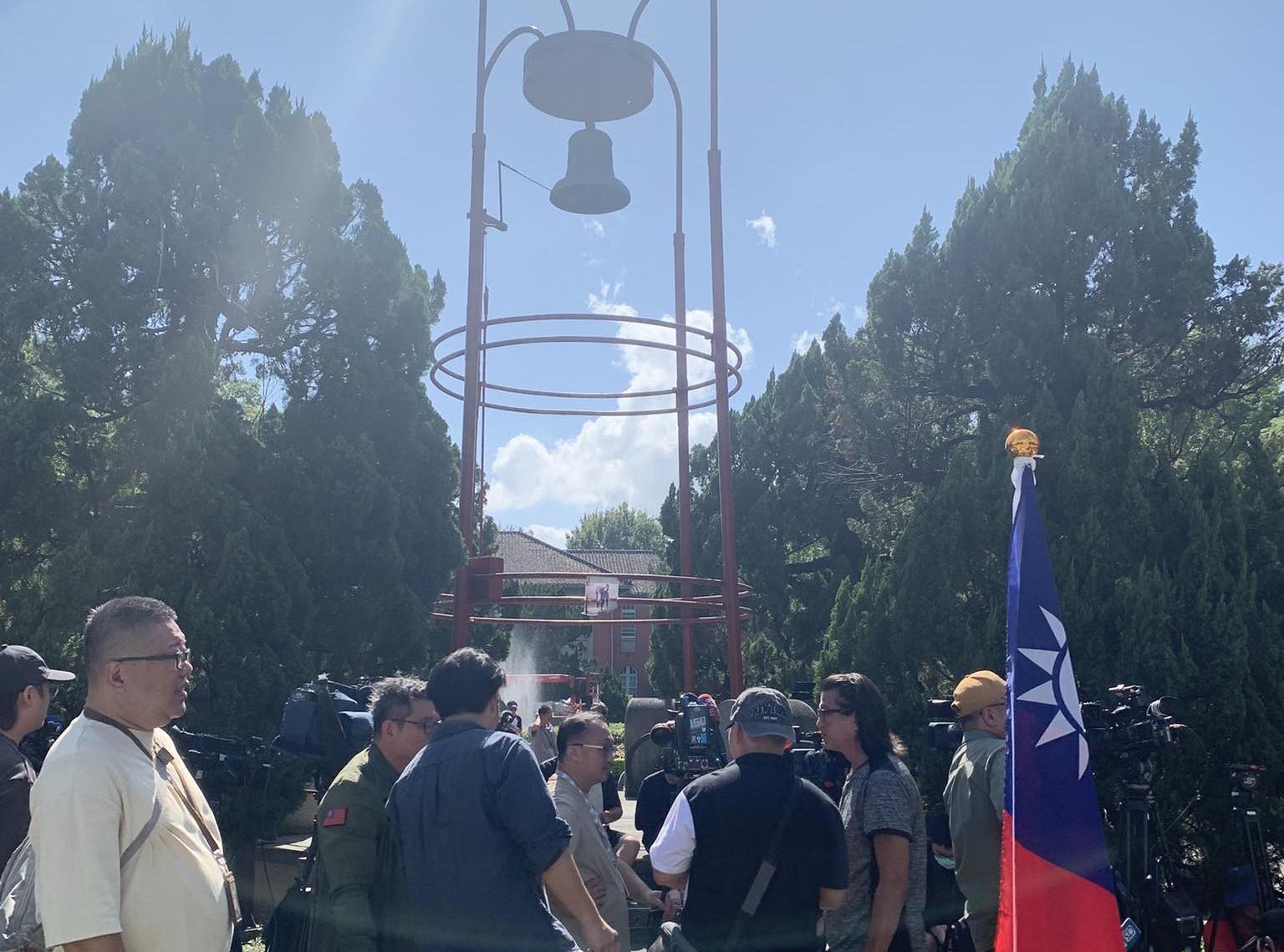 許多人今在台大傅鐘前等發放雞排，結果卻撲空。（翻攝黑特帝大臉書）