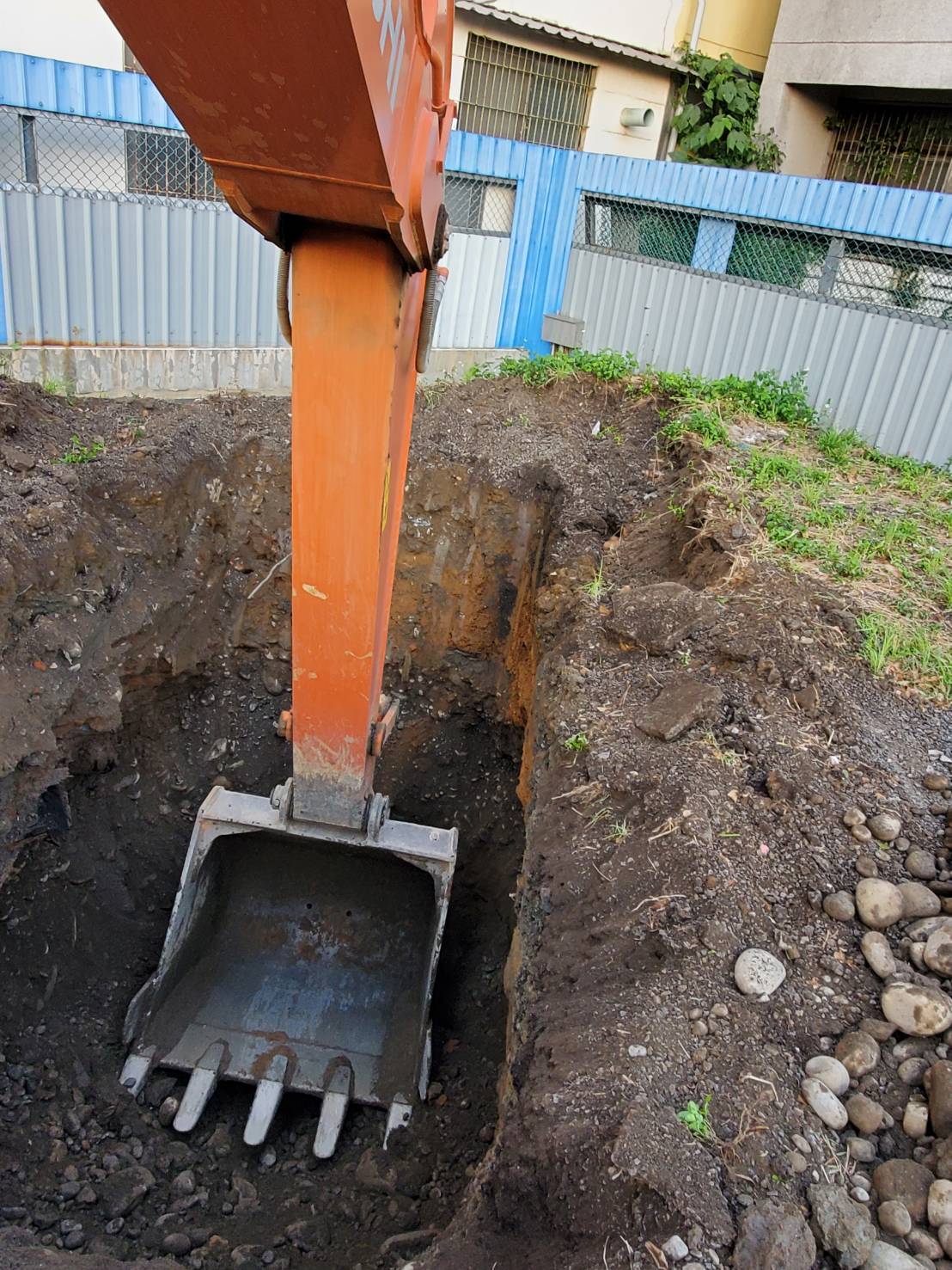 柯營秀出農地現場開挖照片駁斥綠營質疑,指土層確定沒有「有毒汙染廢棄物,或其餘事業廢棄物」。(民眾黨提供)