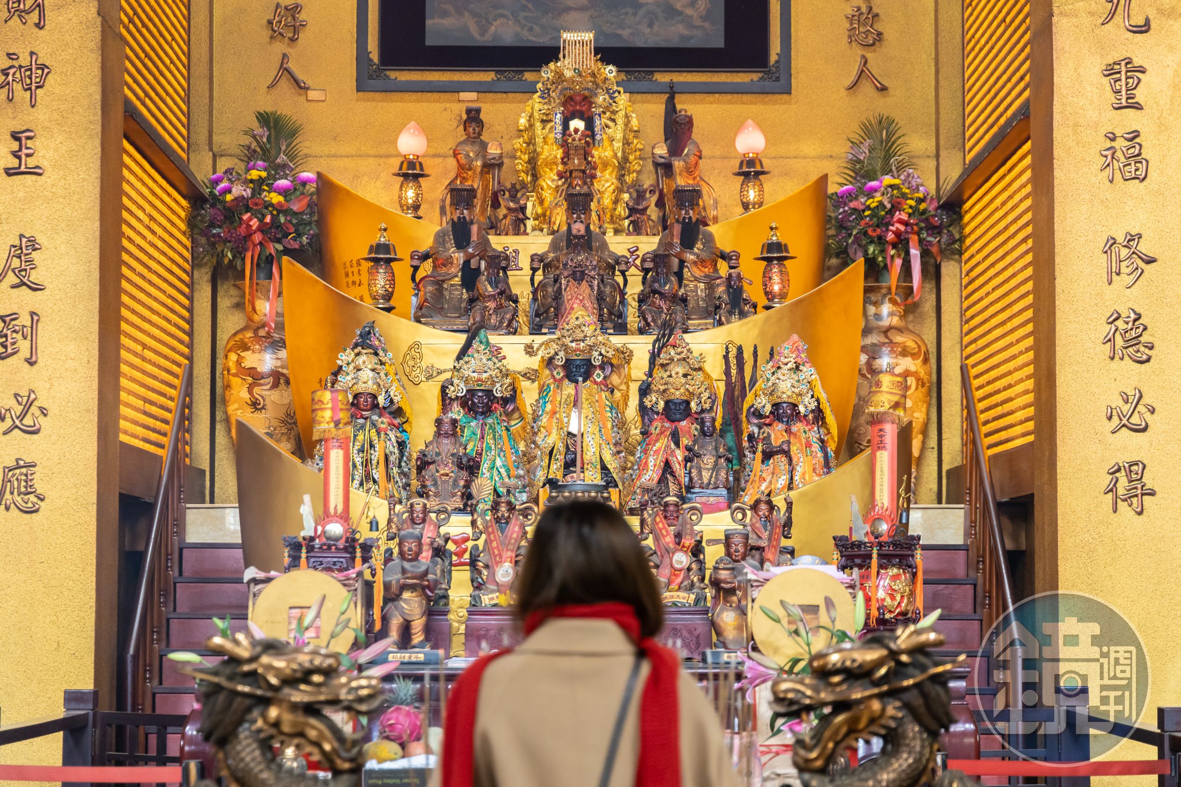 廟內供奉天公祖、三官大帝、五路財神王、濟公禪師、地藏王菩薩、關聖帝君、城隍爺、月下老人等諸多神祇。