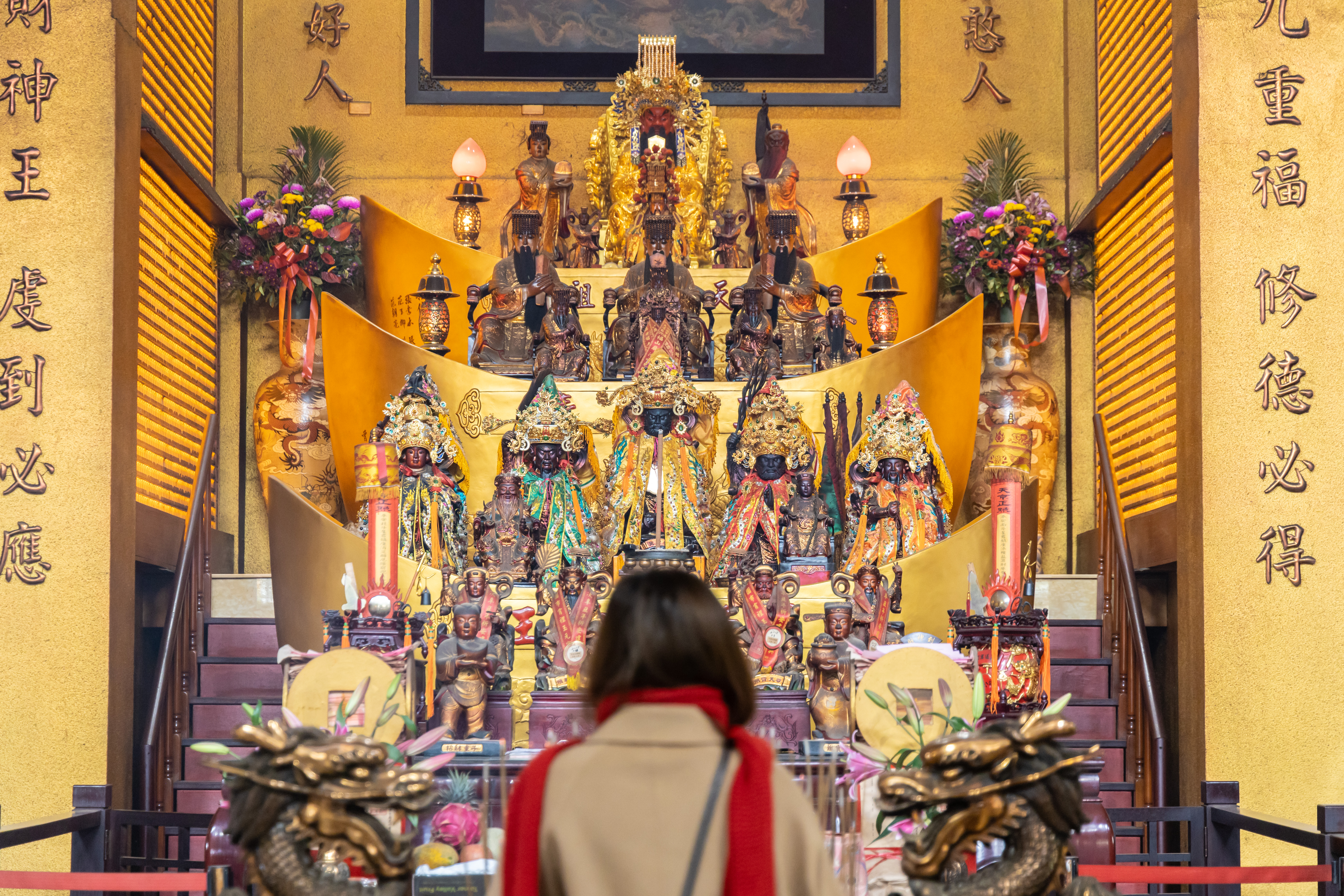 廟內供奉天公祖、三官大帝、五路財神王、濟公禪師、地藏王菩薩、關聖帝君、城隍爺、月下老人等諸多神祇。