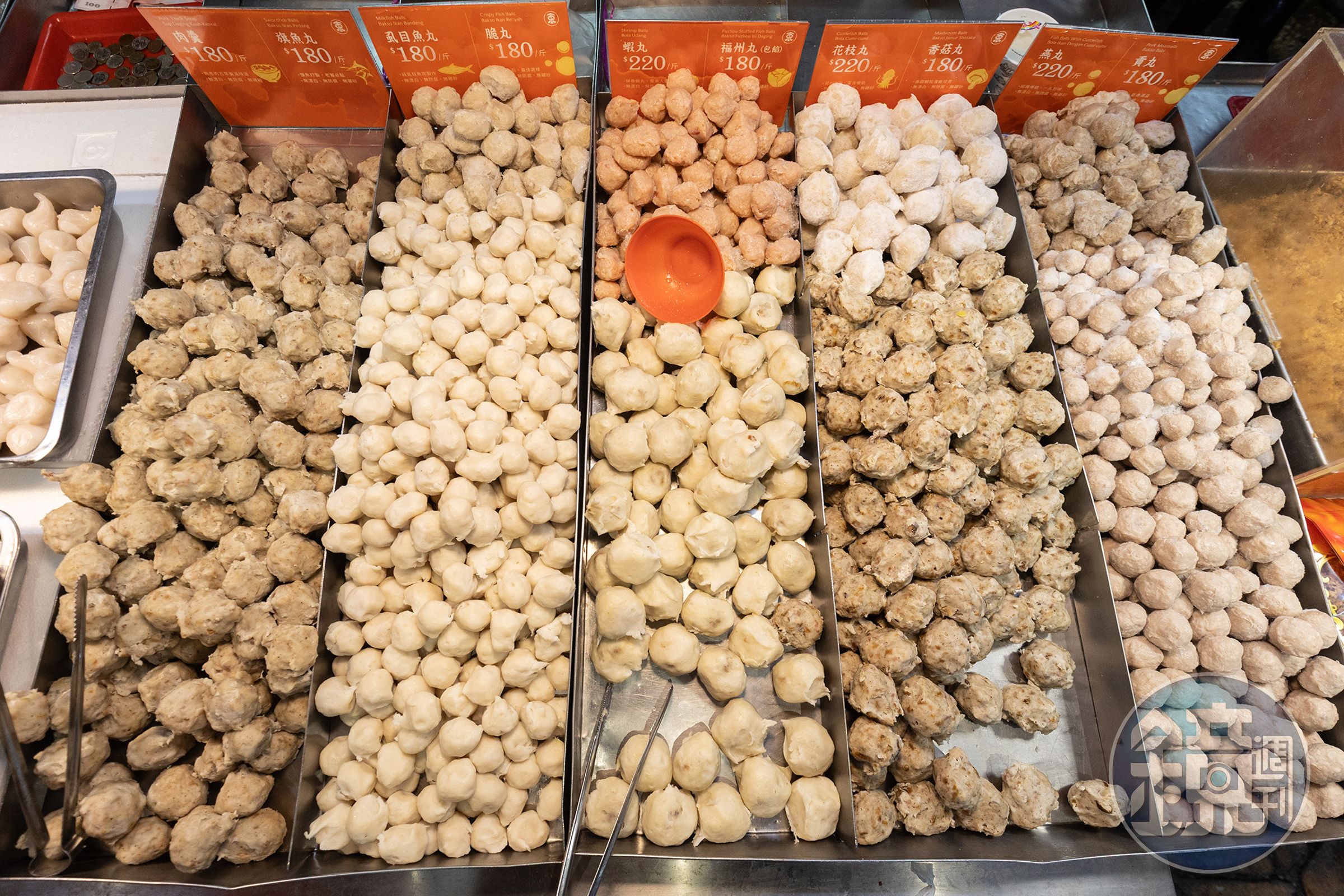 「丸東商號」是台中第五市場名店，以魚丸、甜不辣等魚漿製品起家。