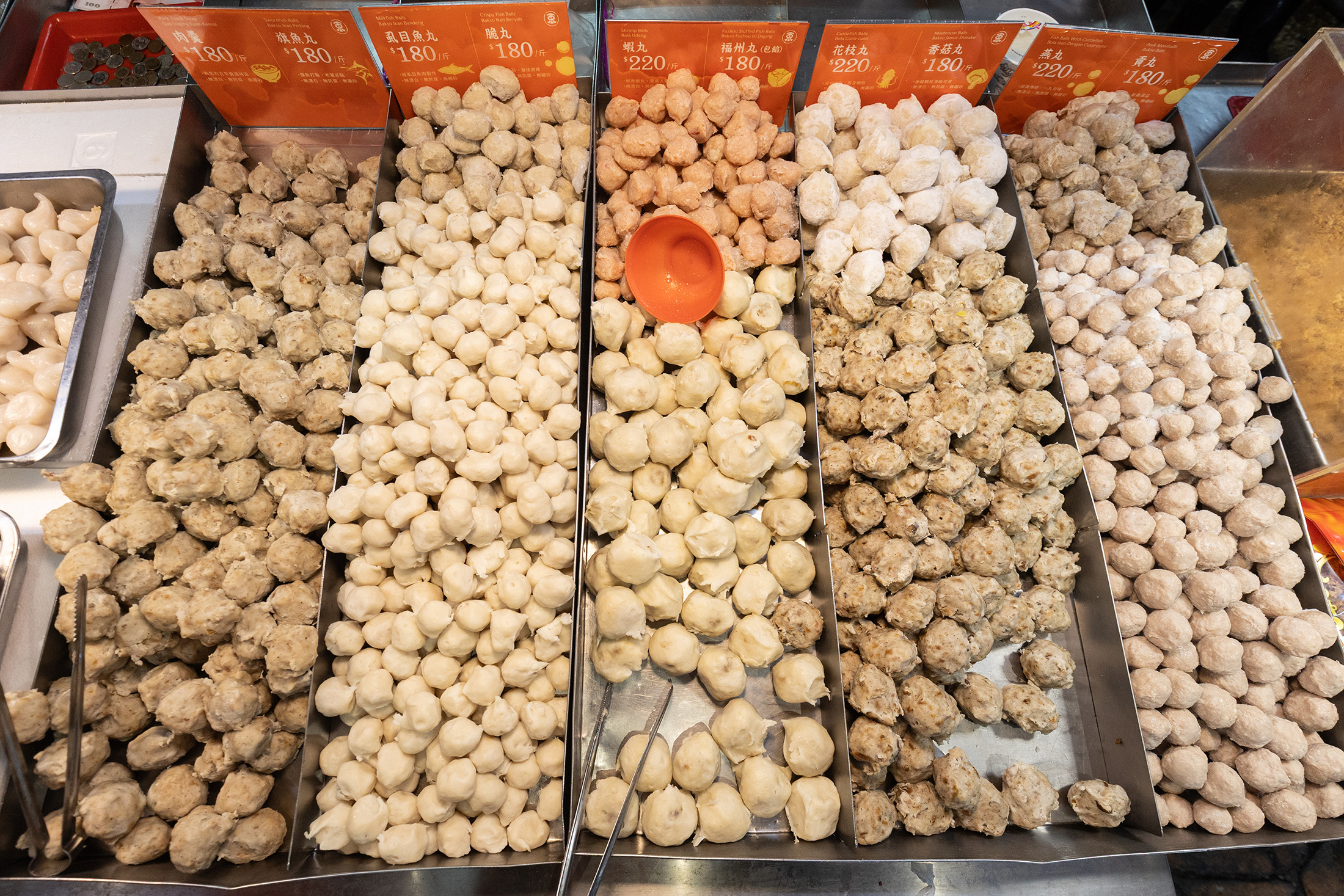 「丸東商號」是台中第五市場名店，以魚丸、甜不辣等魚漿製品起家。